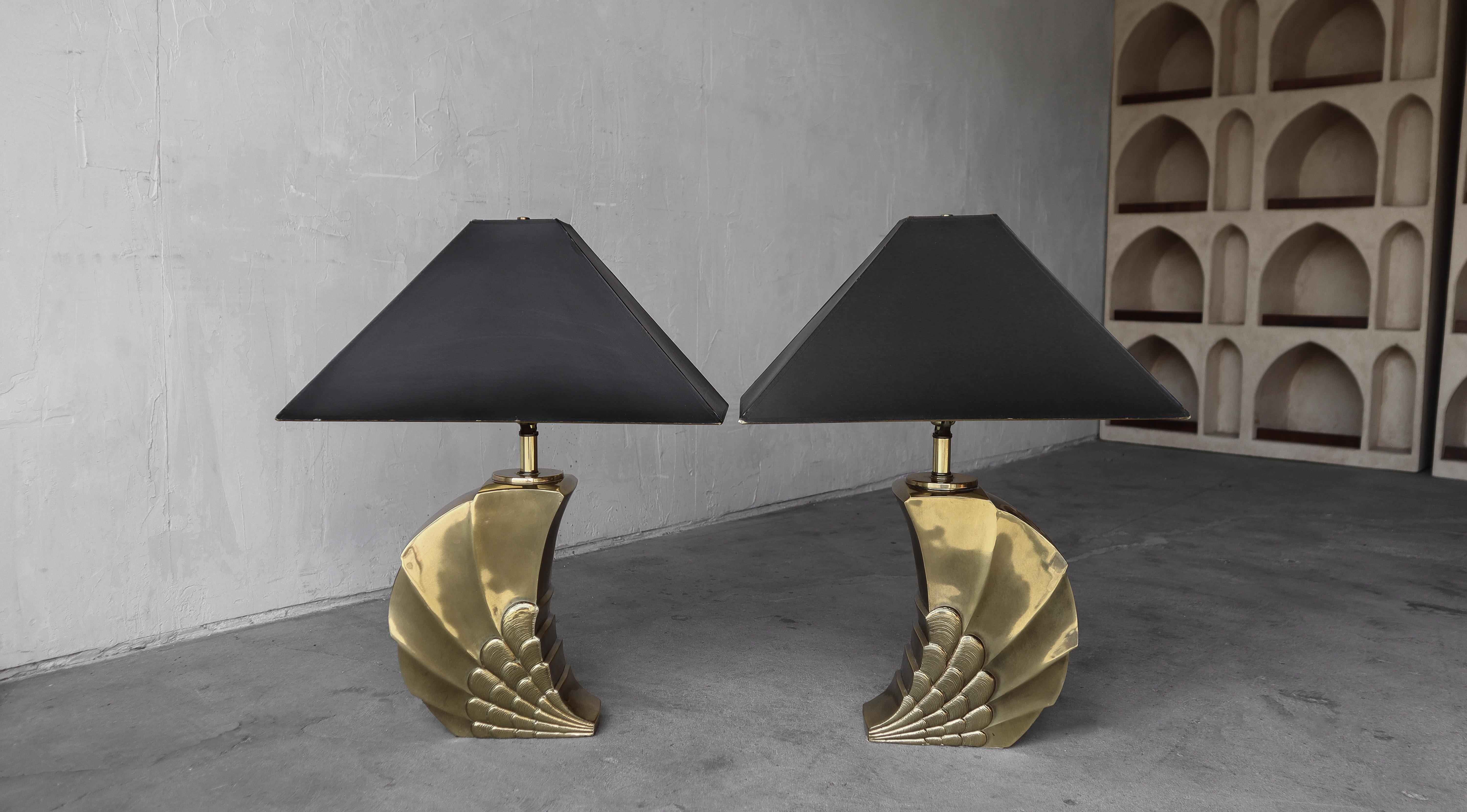 Si tratta di una bellissima coppia di lampade a conchiglia in ottone invecchiato vintage, il cui stile si presta a un arredamento regency, nautico o art deco, ma che si adatterebbe perfettamente anche a un design massimalista.  Anche i paralumi sono