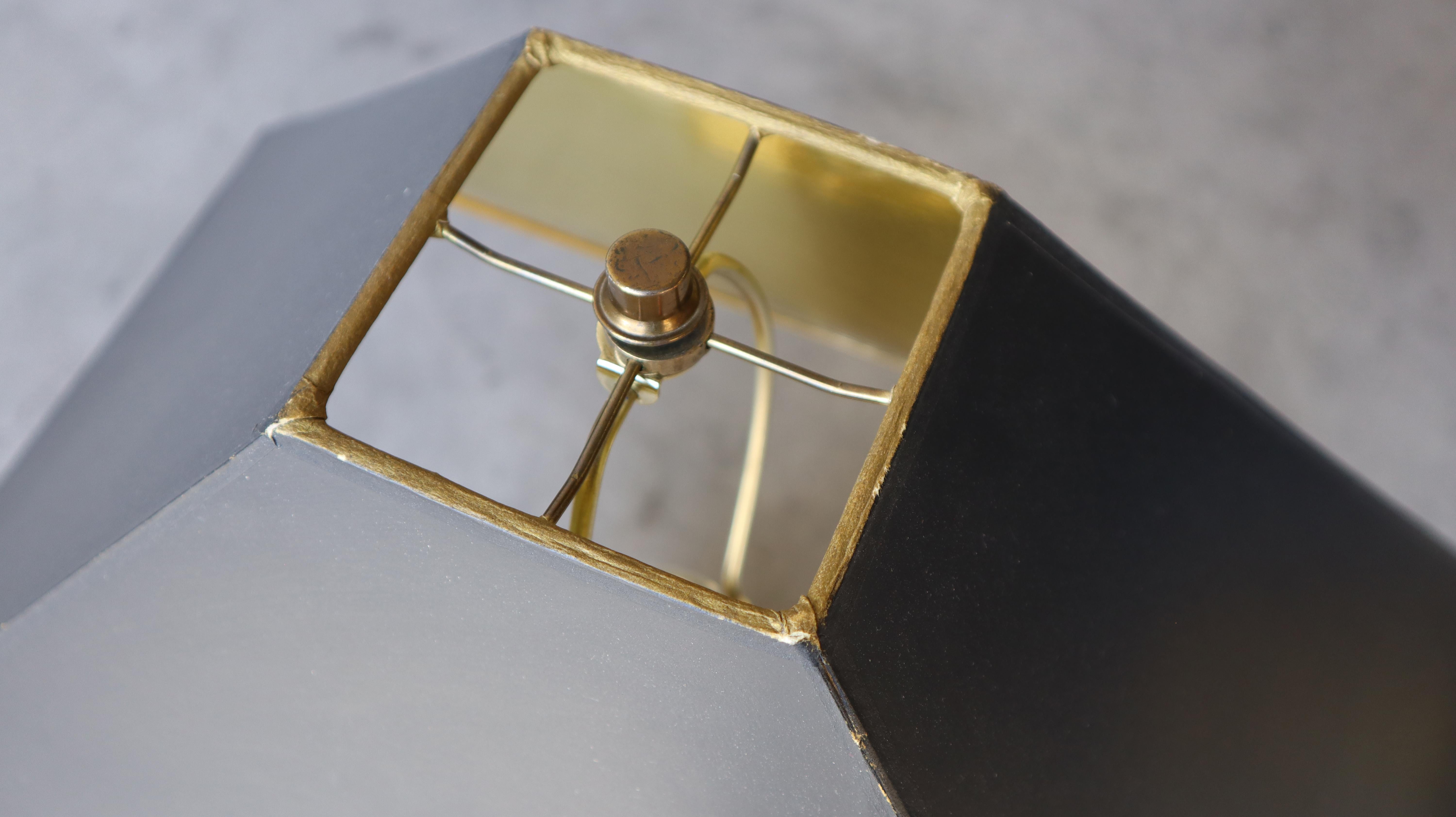 Coppia di lampade a conchiglia in ottone invecchiato degli anni '70 in vendita 1