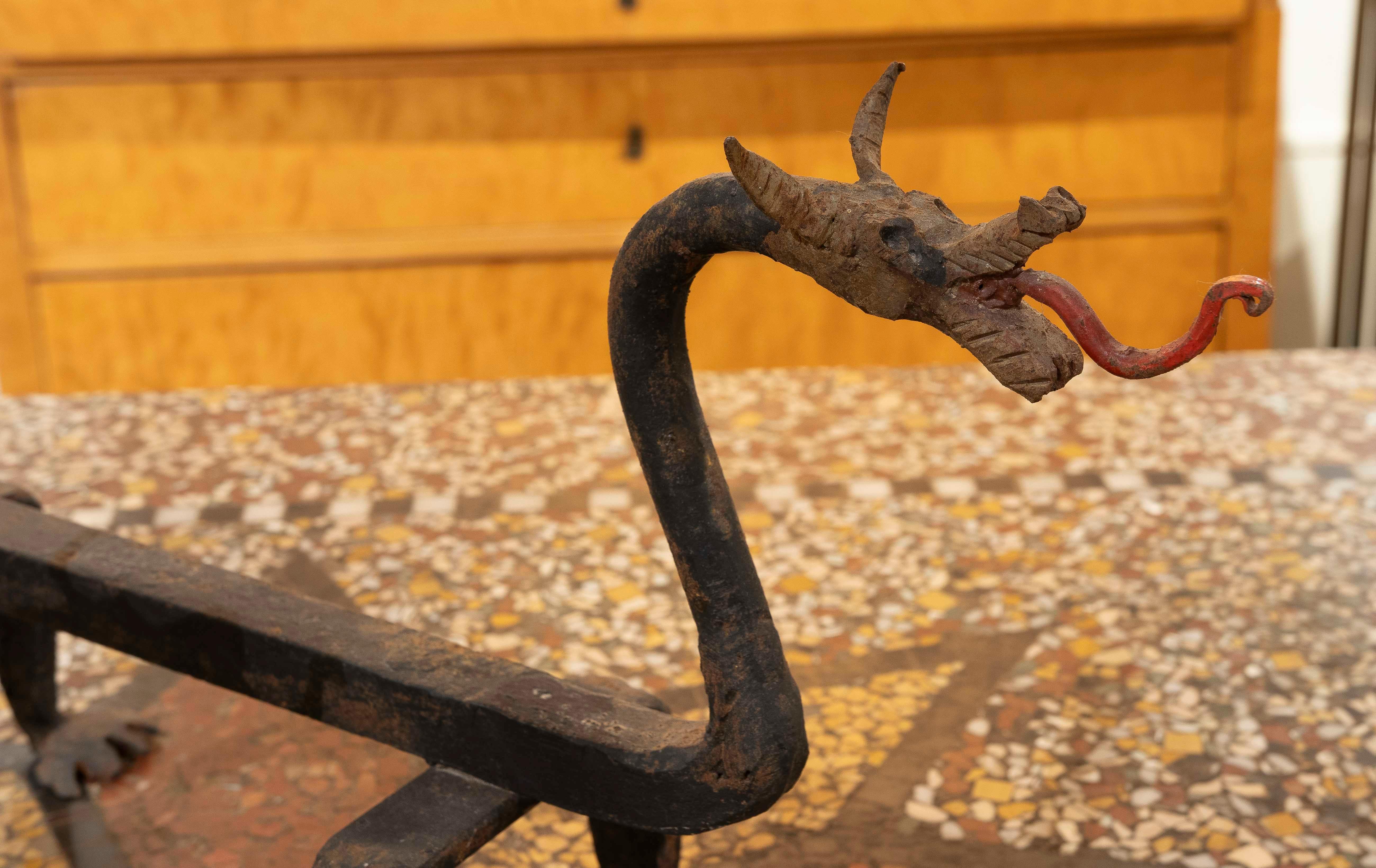 Spagnolo Coppia di candelabri degli anni '70 con decorazioni di draghi e gambe in ferro forgiato in vendita