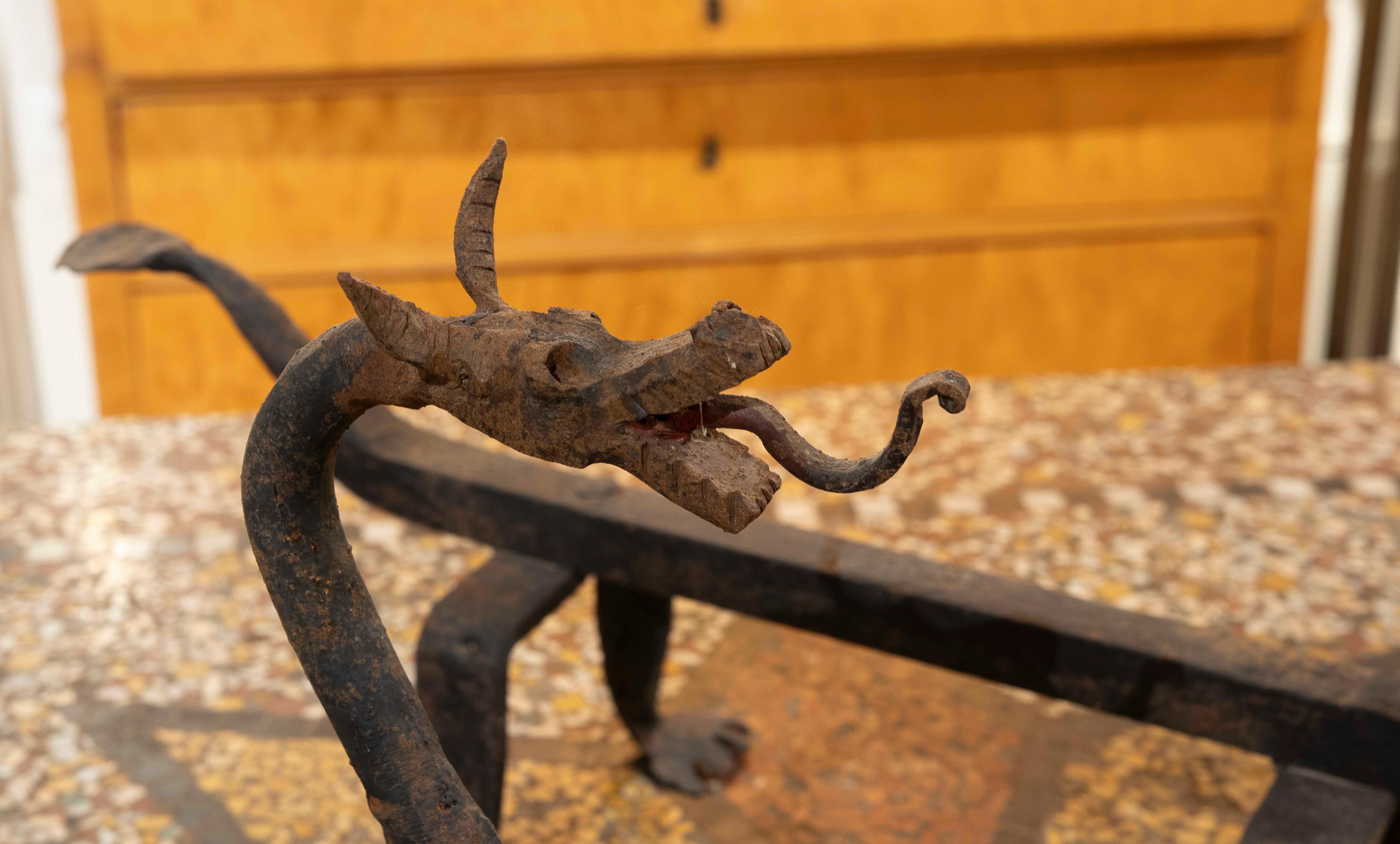 Coppia di candelabri degli anni '70 con decorazioni di draghi e gambe in ferro forgiato In condizioni buone in vendita a Marbella, ES