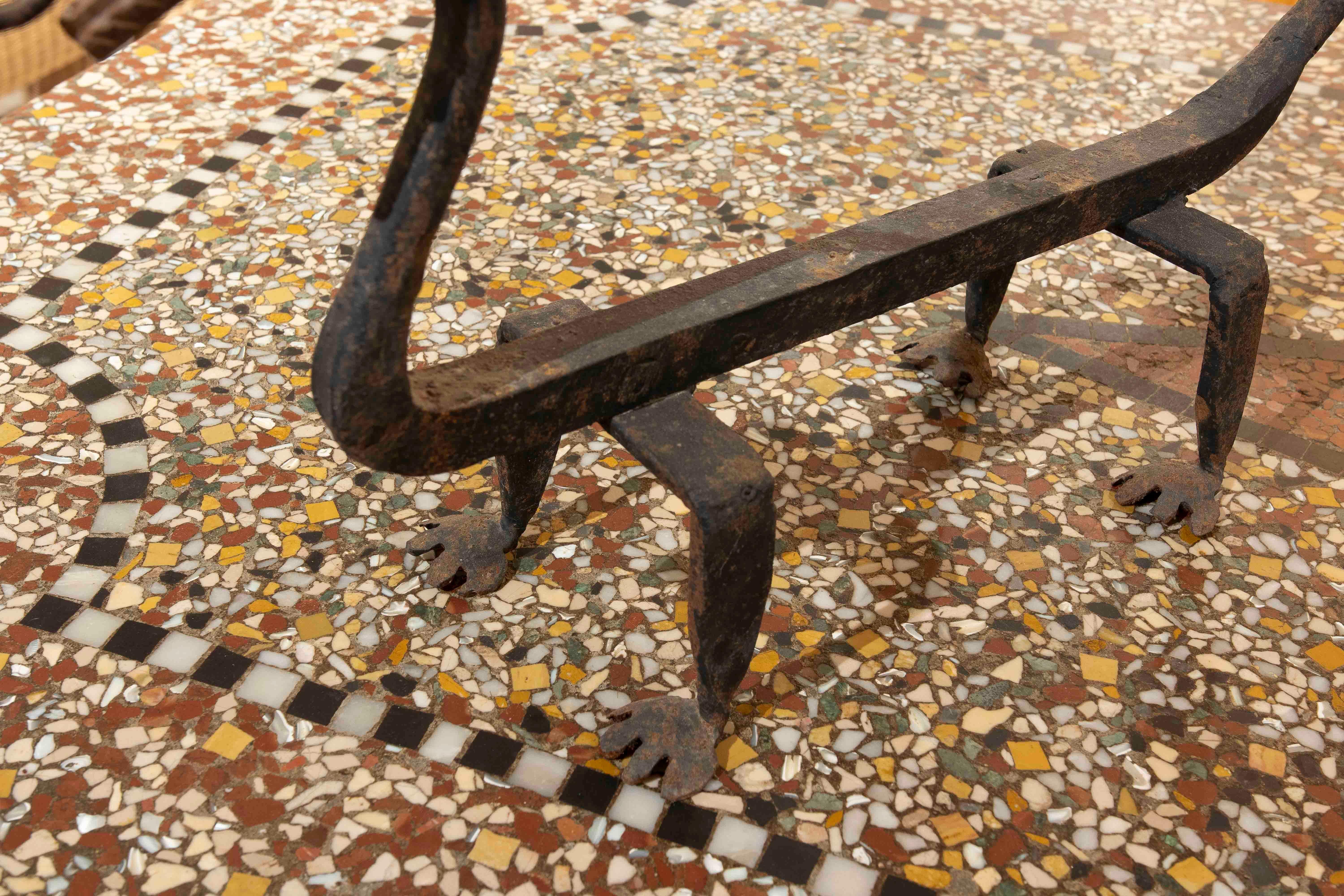 Ferro Coppia di candelabri degli anni '70 con decorazioni di draghi e gambe in ferro forgiato in vendita