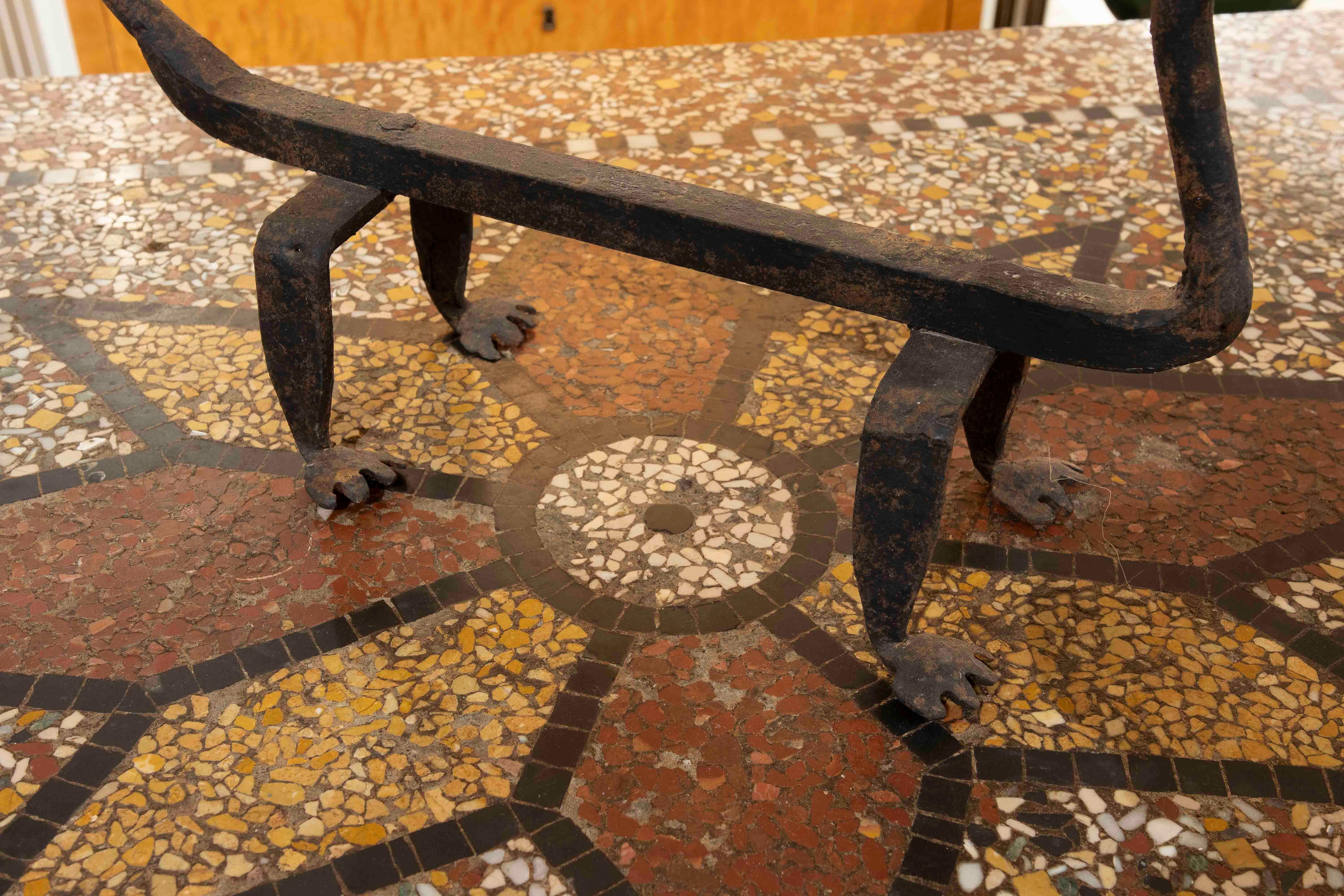 Coppia di candelabri degli anni '70 con decorazioni di draghi e gambe in ferro forgiato in vendita 1
