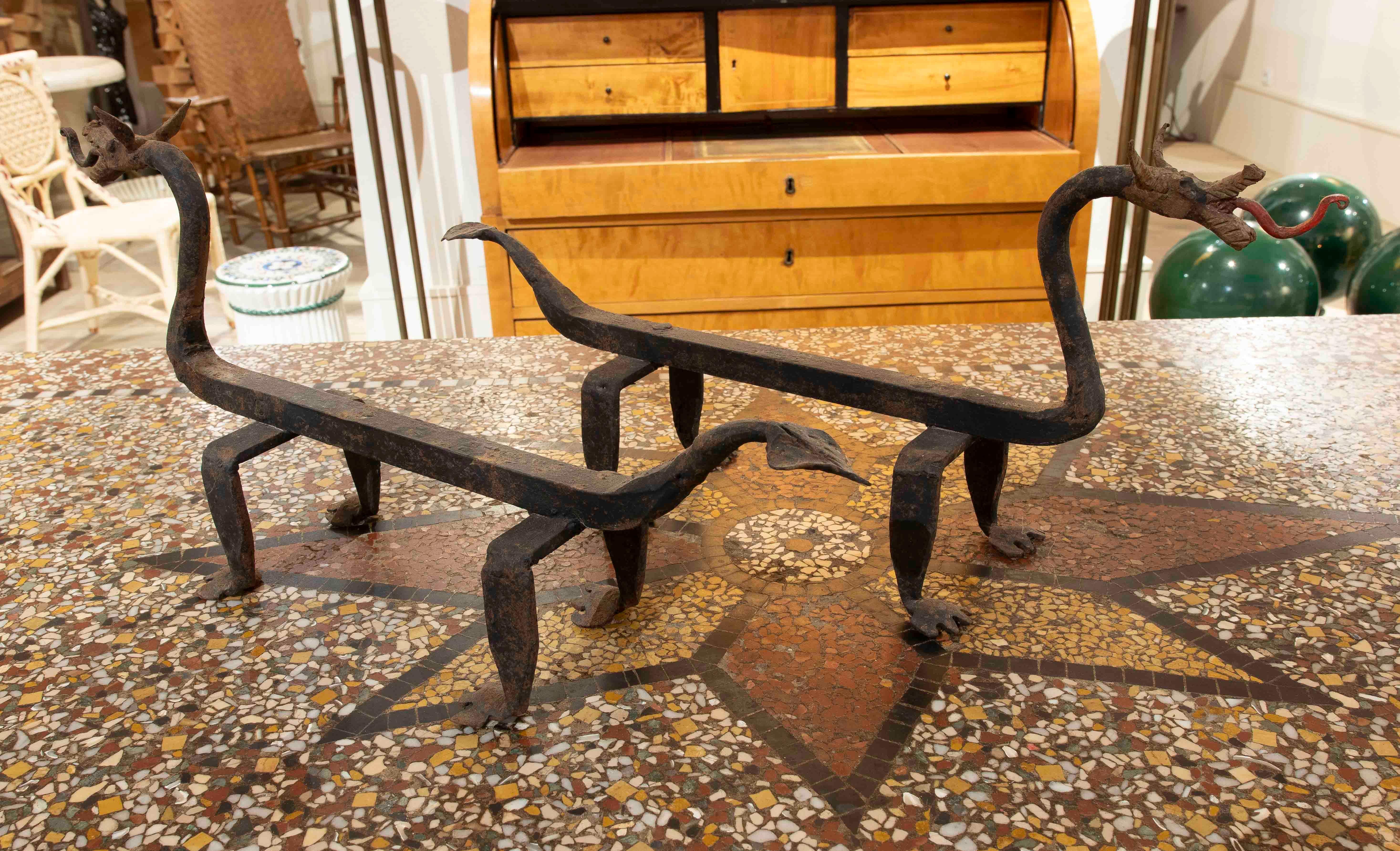 Coppia di candelabri degli anni '70 con decorazioni di draghi e gambe in ferro forgiato in vendita 3