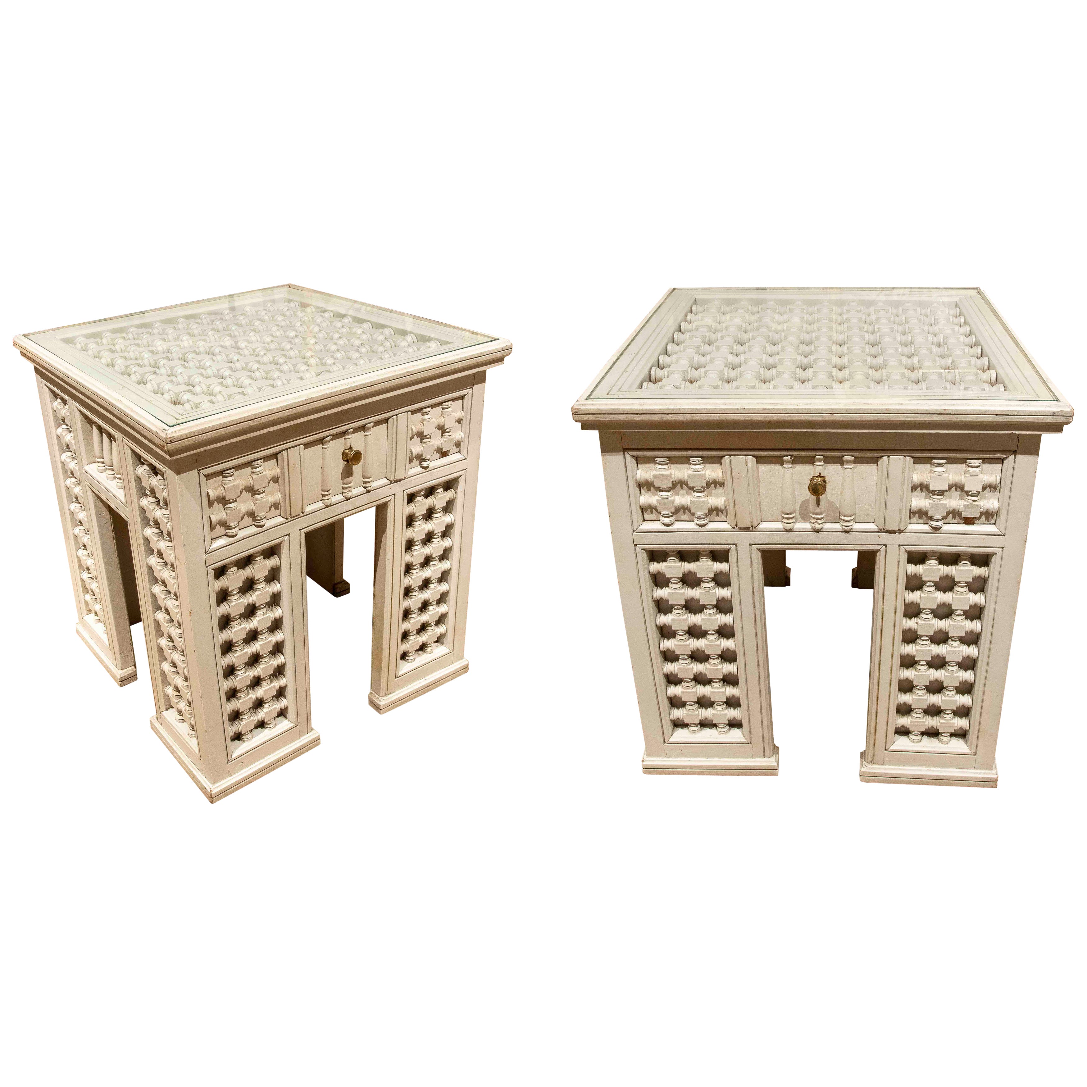 Paire de tables d
appoint antiques des années 1970 en bois sculpté et laqué blanc cassé en vente