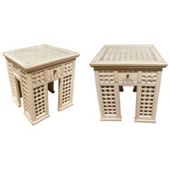 Paire de tables d
appoint antiques des années 1970 en bois sculpté et laqué blanc cassé