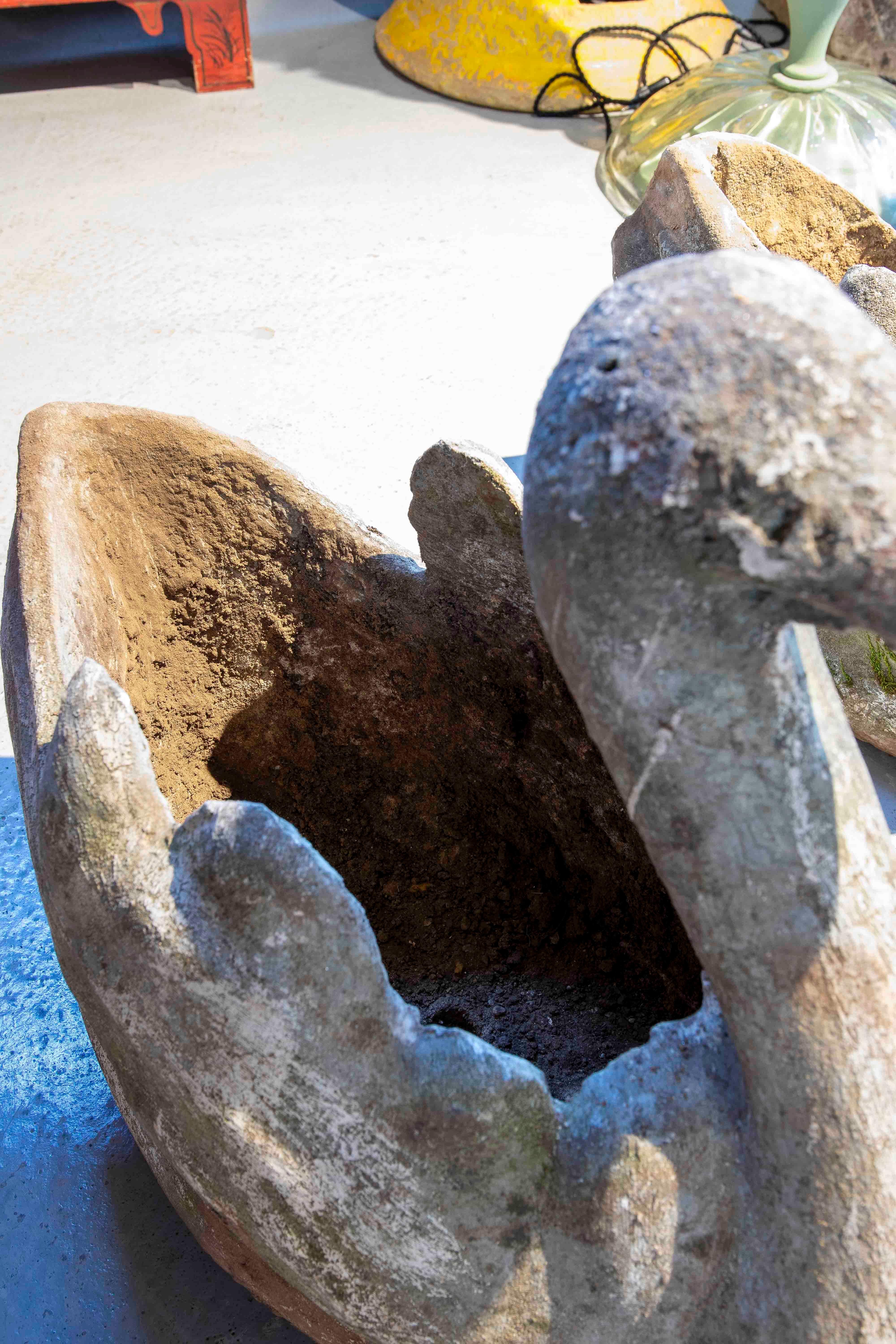 Coppia di fioriere antiche a forma di cigno in pietra degli anni '70 in vendita 5