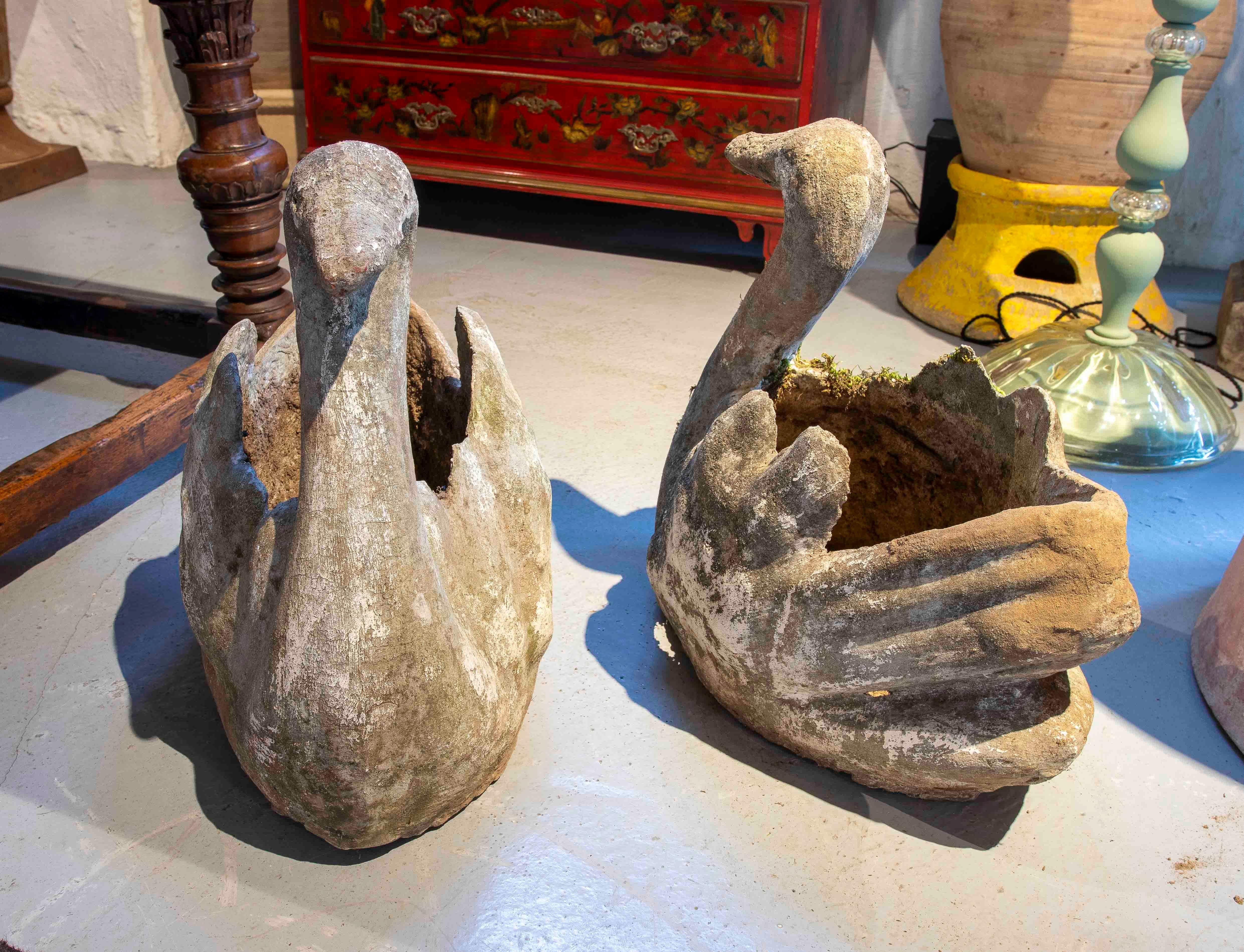 XX secolo Coppia di fioriere antiche a forma di cigno in pietra degli anni '70 in vendita