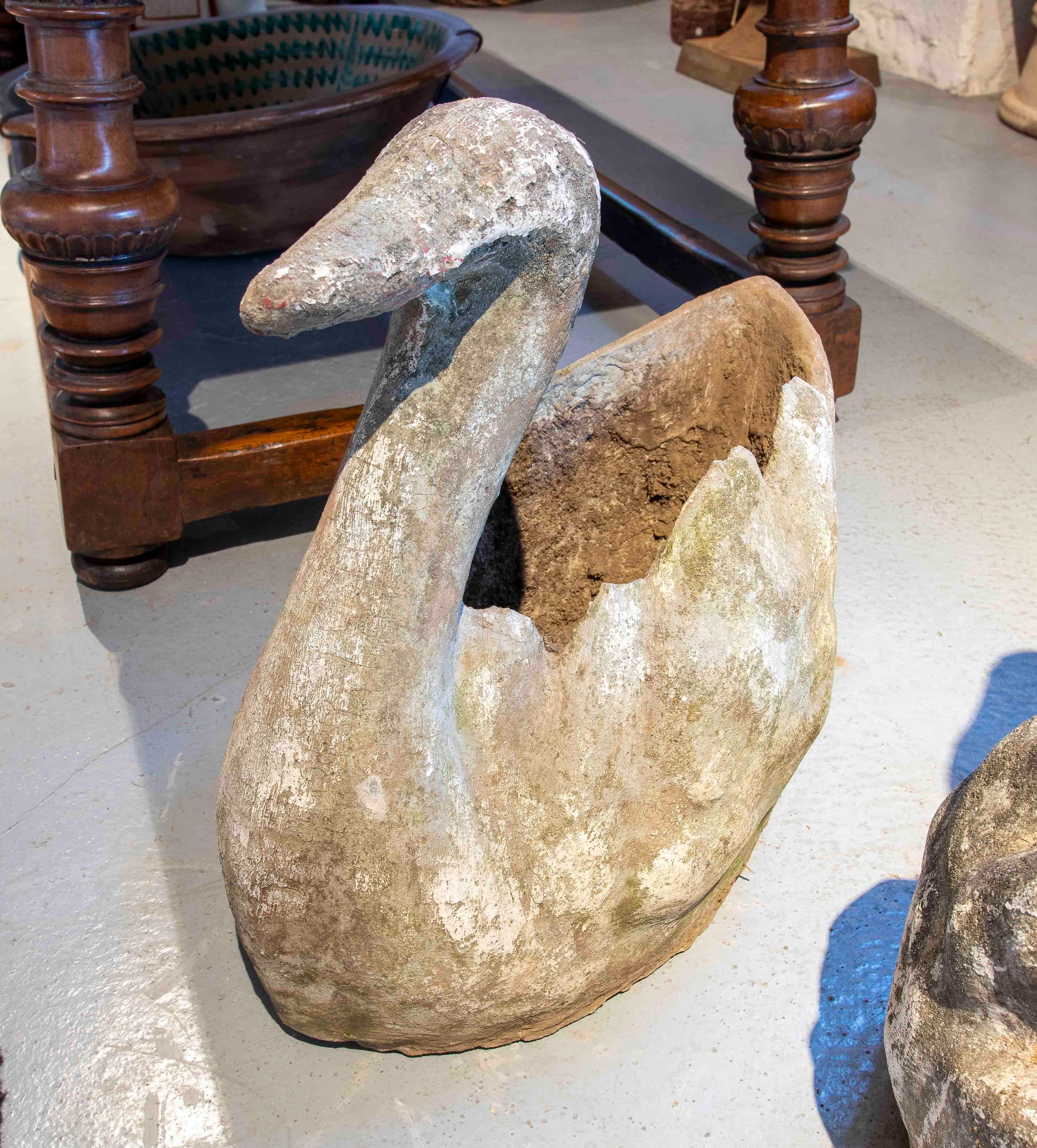Calcestruzzo Coppia di fioriere antiche a forma di cigno in pietra degli anni '70 in vendita