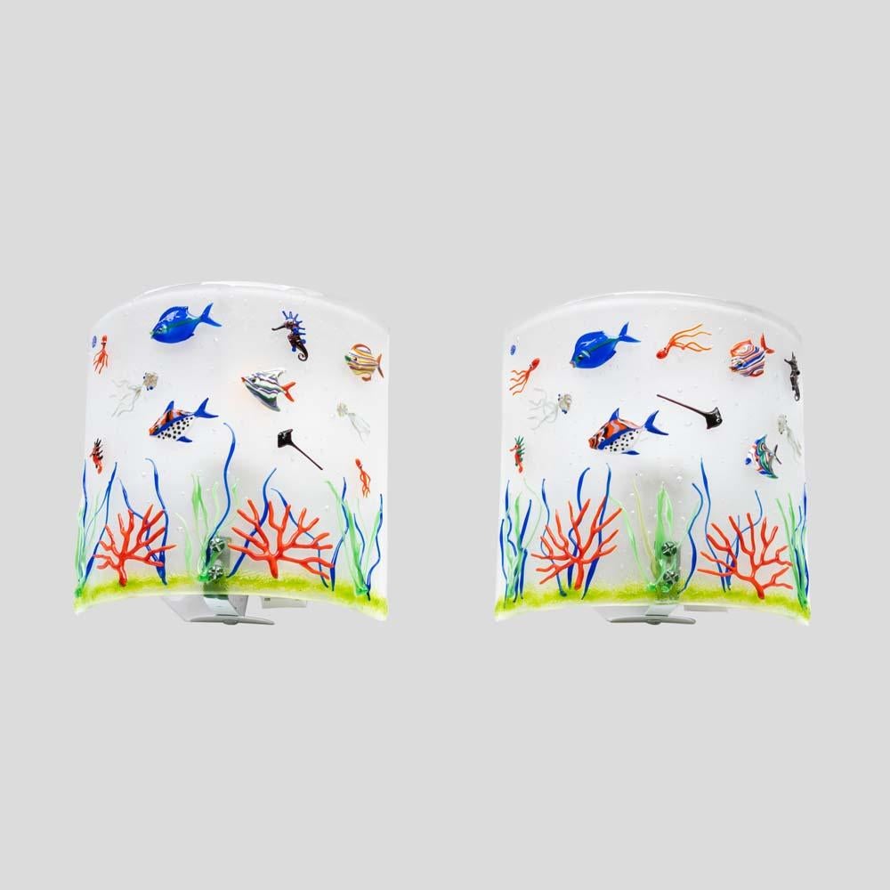 Vetro soffiato Coppia di lampade da parete per acquario degli anni '70 in vetro soffiato di Murano bianco e multicolore in vendita