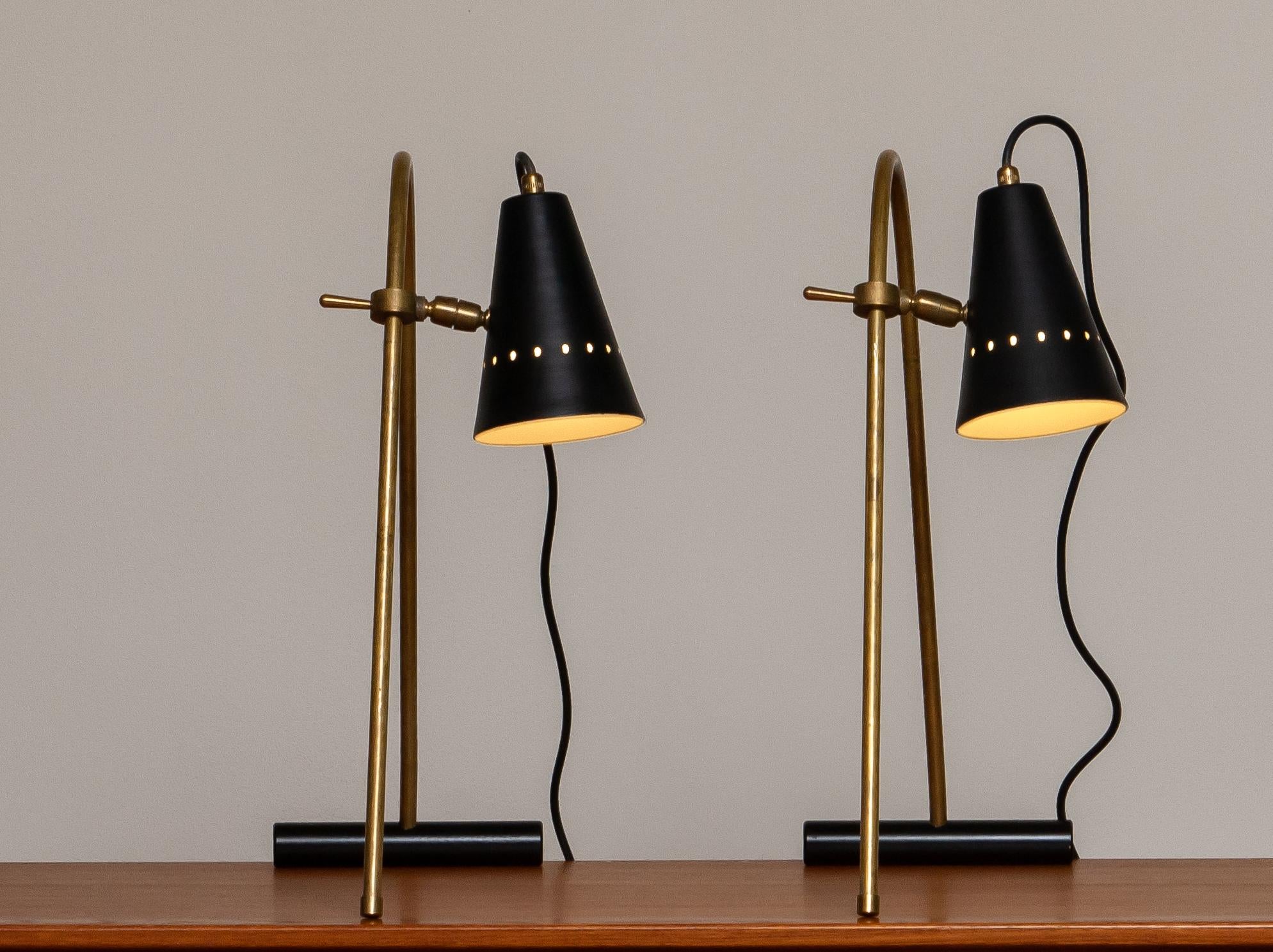 Mid-Century Modern 1970s, Pair of Arch Shaped Table Lamps in Brass and Black Metal, Italy