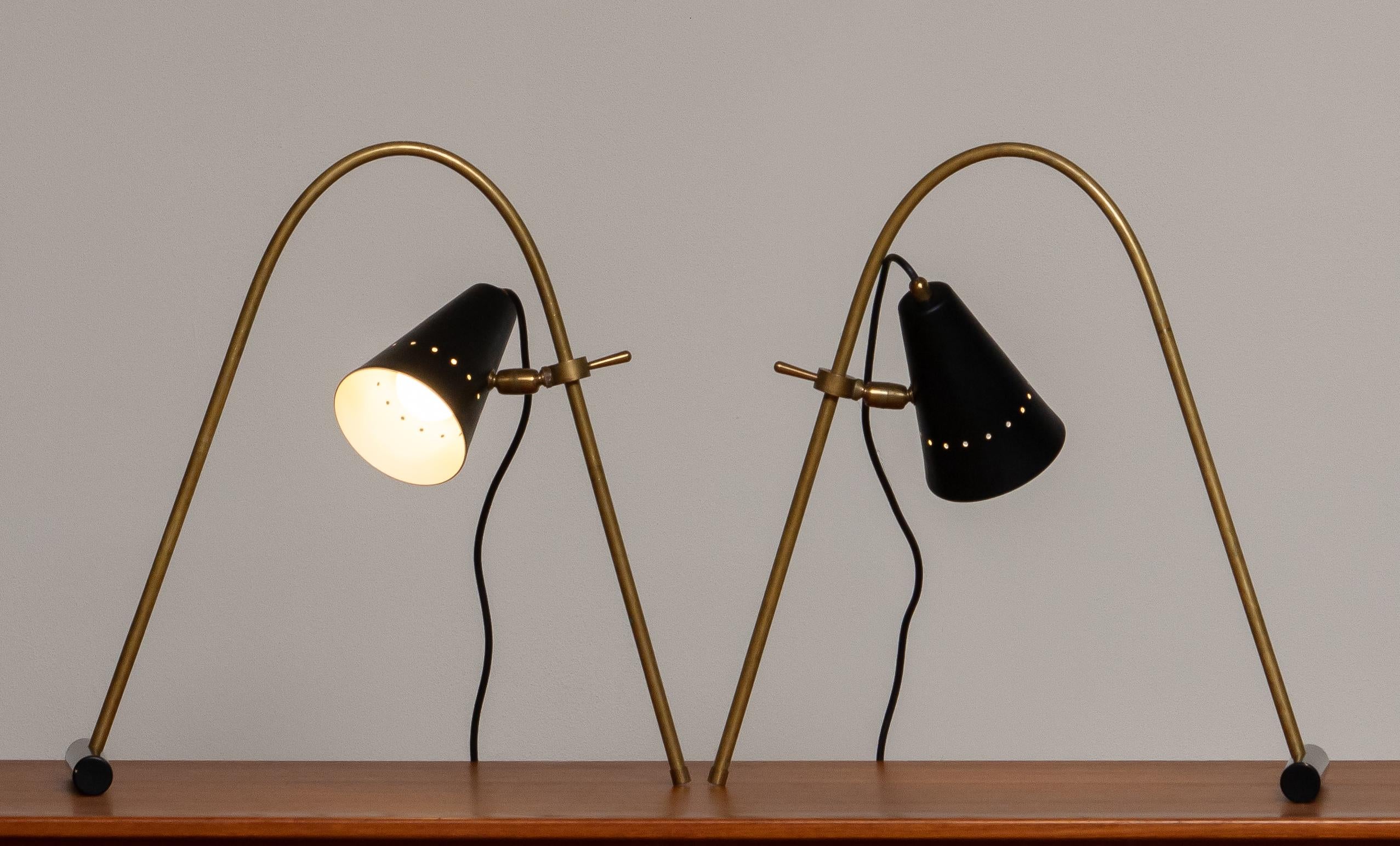 1970s, Pair of Arch Shaped Table Lamps in Brass and Black Metal, Italy In Good Condition In Silvolde, Gelderland