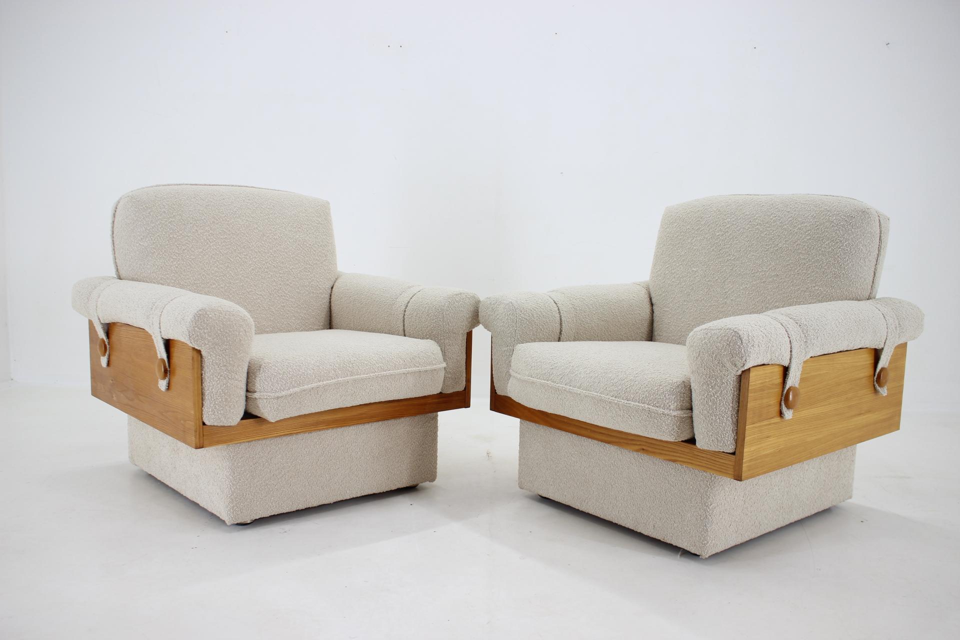 Mid-Century moderno Coppia di poltrone in tessuto boucle degli anni '70, Cecoslovacchia in vendita