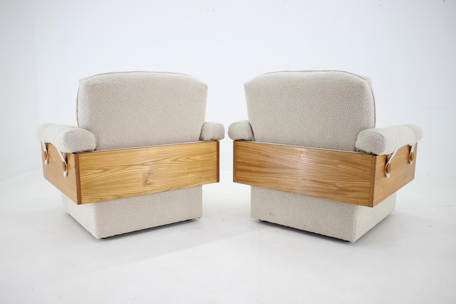 1970s Pair of Armchairs in Boucle Fabric, Czechoslovakia In Good Condition For Sale In Praha, CZ