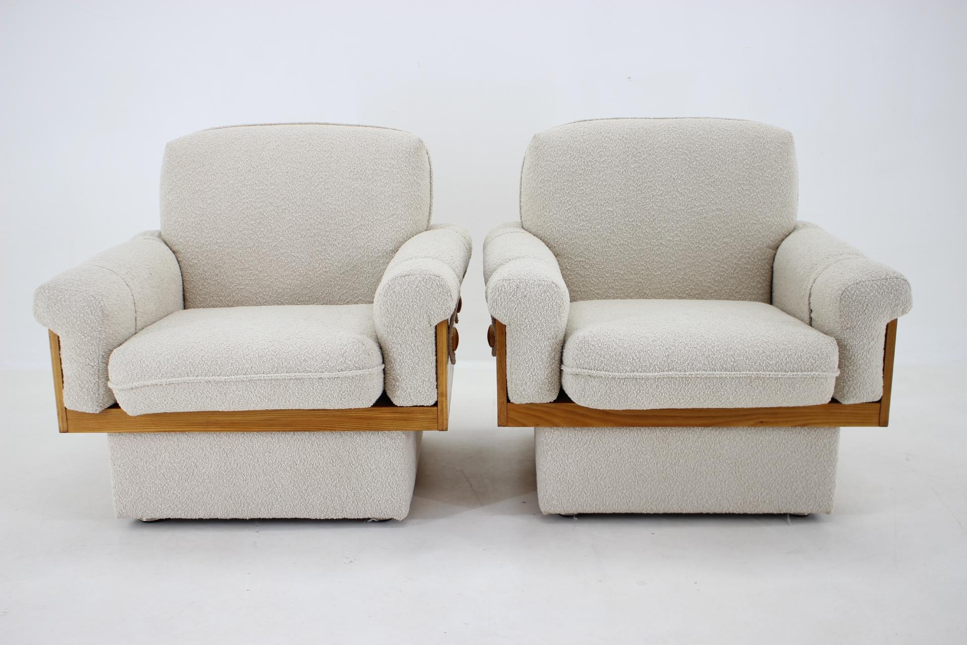 Maple 1970s Pair of Armchairs in Boucle Fabric, Czechoslovakia For Sale
