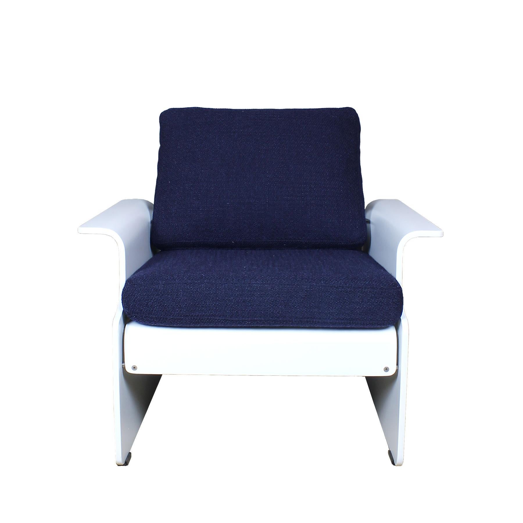 Moderne Paire de fauteuils des années 1970, bois laqué, tissu à poils bleus bouclés - Italie en vente