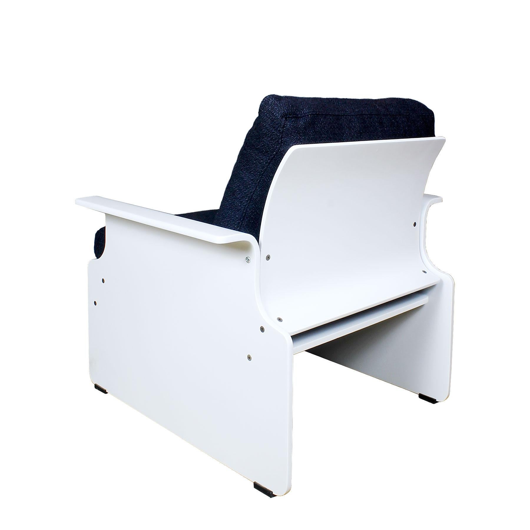 Fin du 20e siècle Paire de fauteuils des années 1970, bois laqué, tissu à poils bleus bouclés - Italie en vente