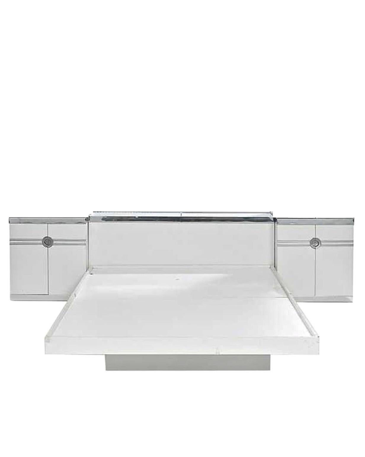 Aluminum 1970s Pair of Art Deco Nightstands by Pierre Cardin for Dillingham For Sale