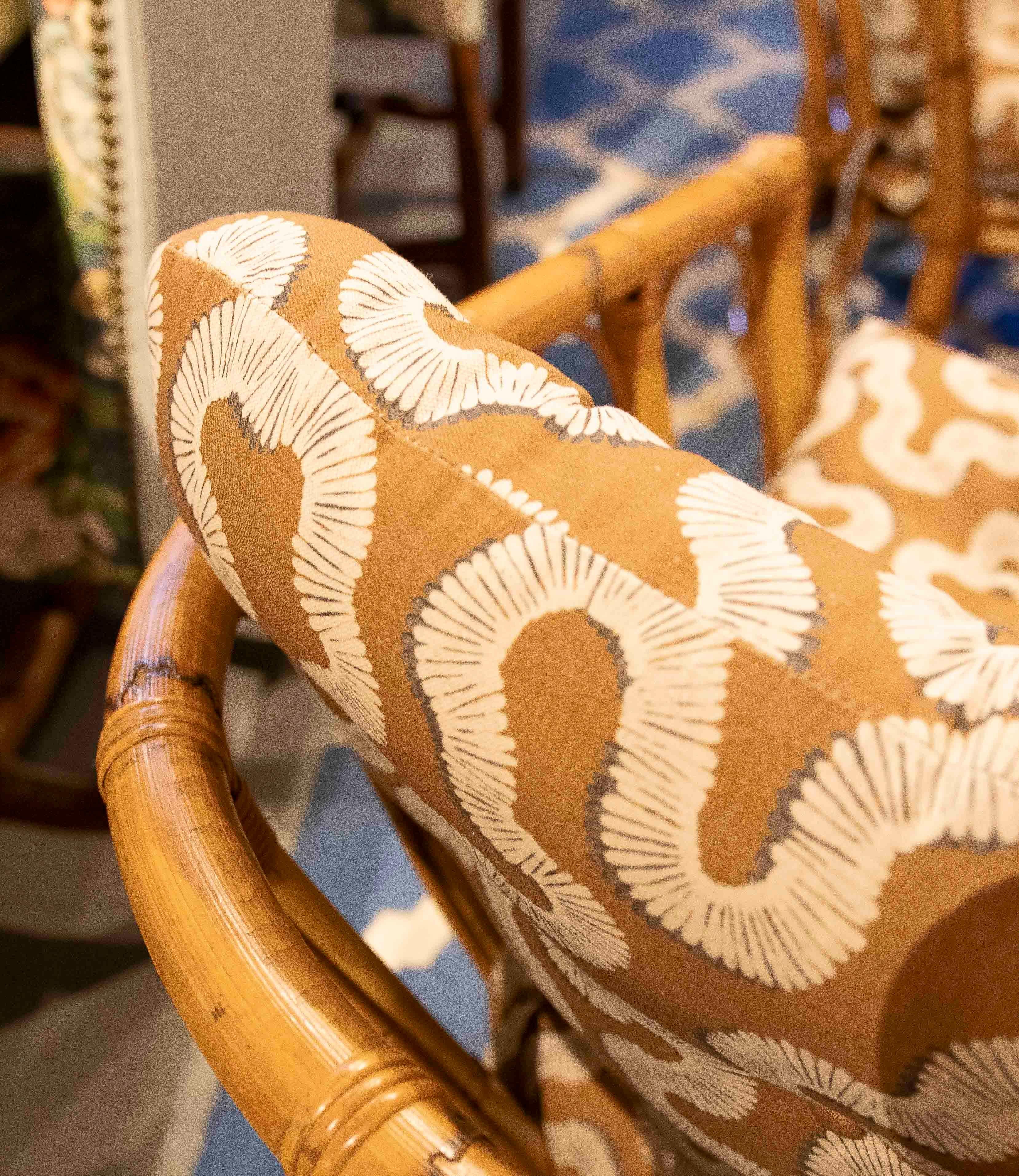 Pareja de sillones de bambú de los años 70 con tapicería estampada vintage en venta 4