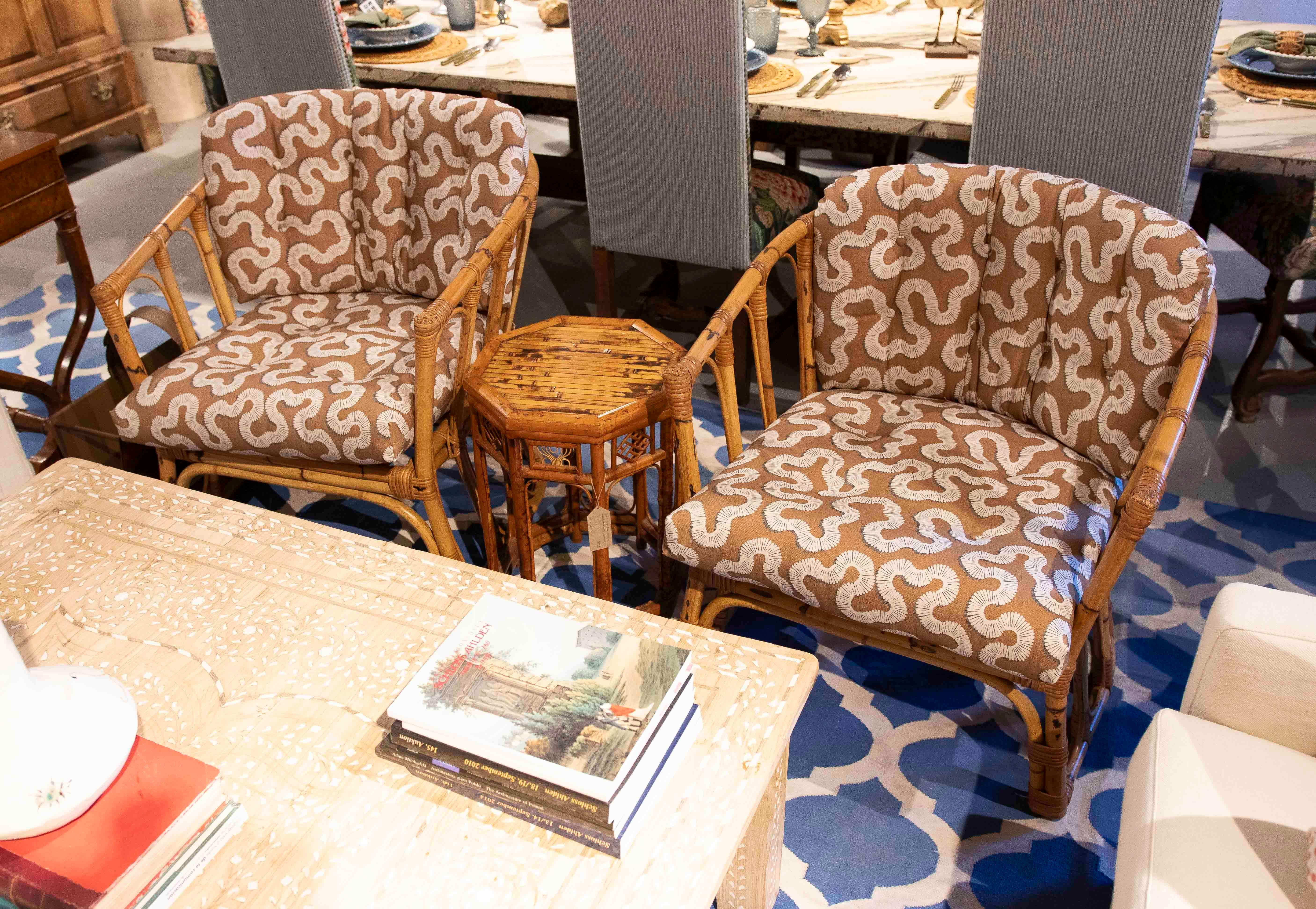 Pareja de sillones de bambú de los años 70 con tapicería estampada vintage en venta 5