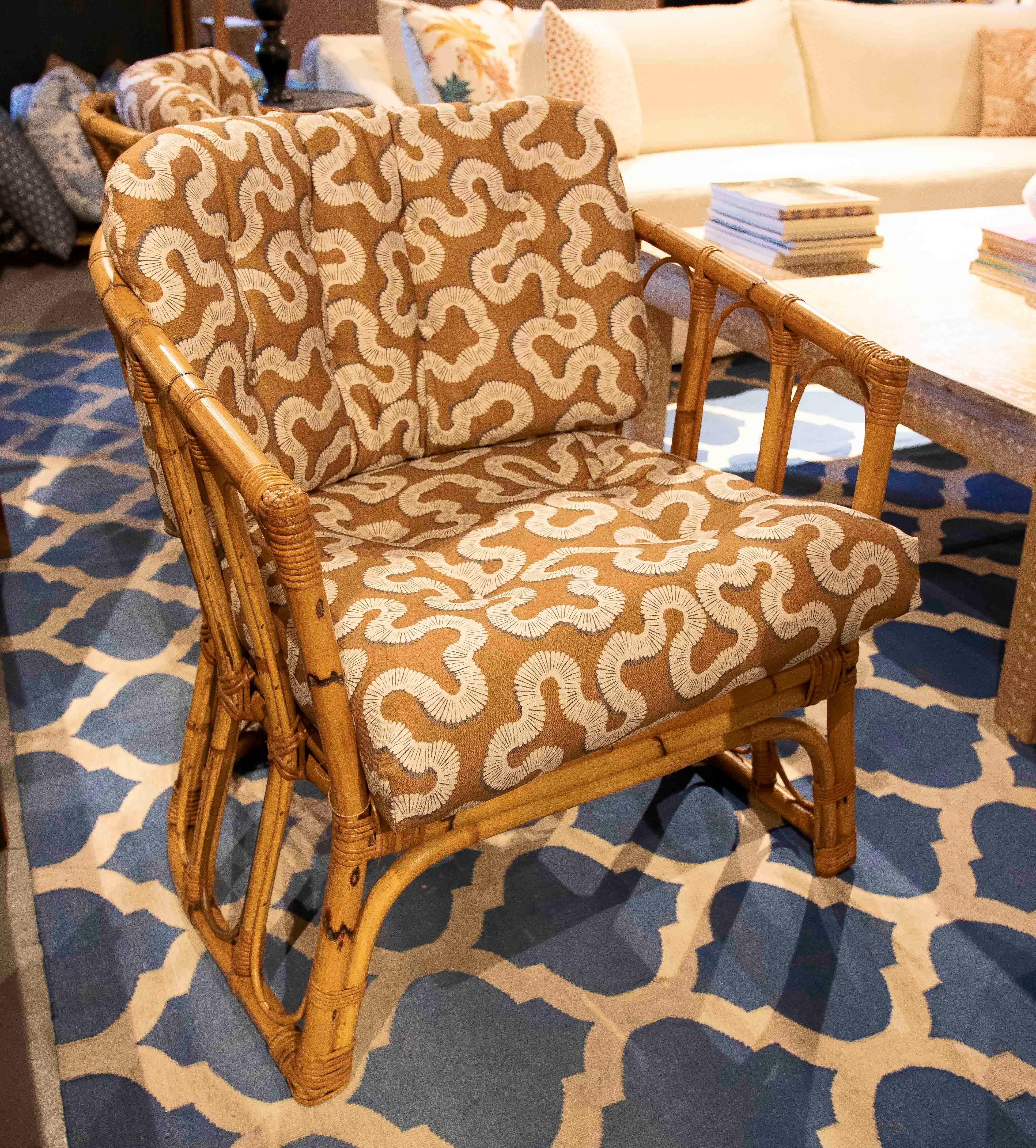 Pareja de sillones de bambú de los años 70 con tapicería estampada vintage en venta 6