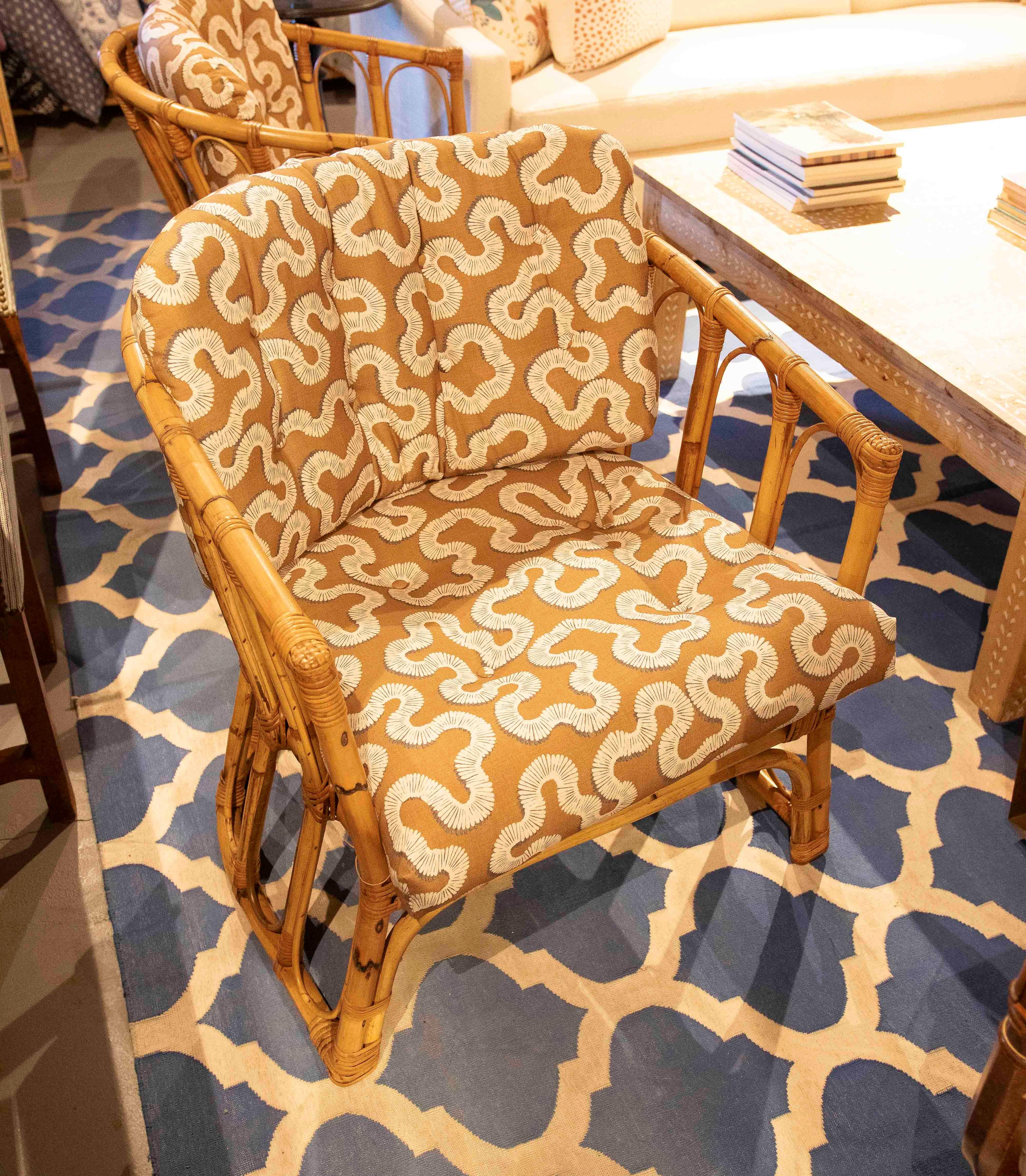 Un encantador par de sillones de bambú con un armazón ligero y resistente y un carácter natural. Cada pieza presenta un diseño envolvente con brazos curvados y un tejido artesanal que recuerda a los muebles tropicales de mediados de siglo. Los