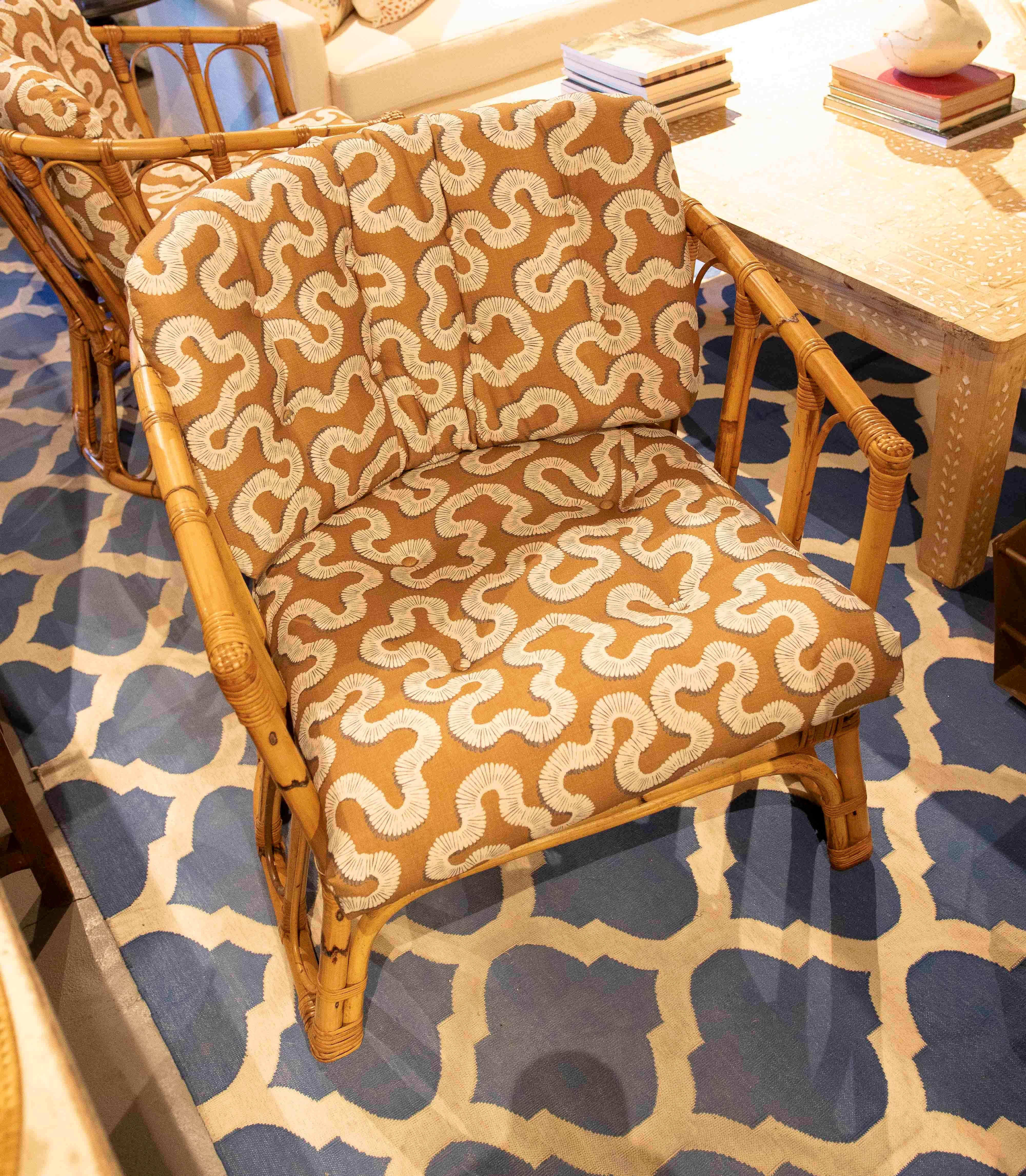 Pareja de sillones de bambú de los años 70 con tapicería estampada vintage Español en venta