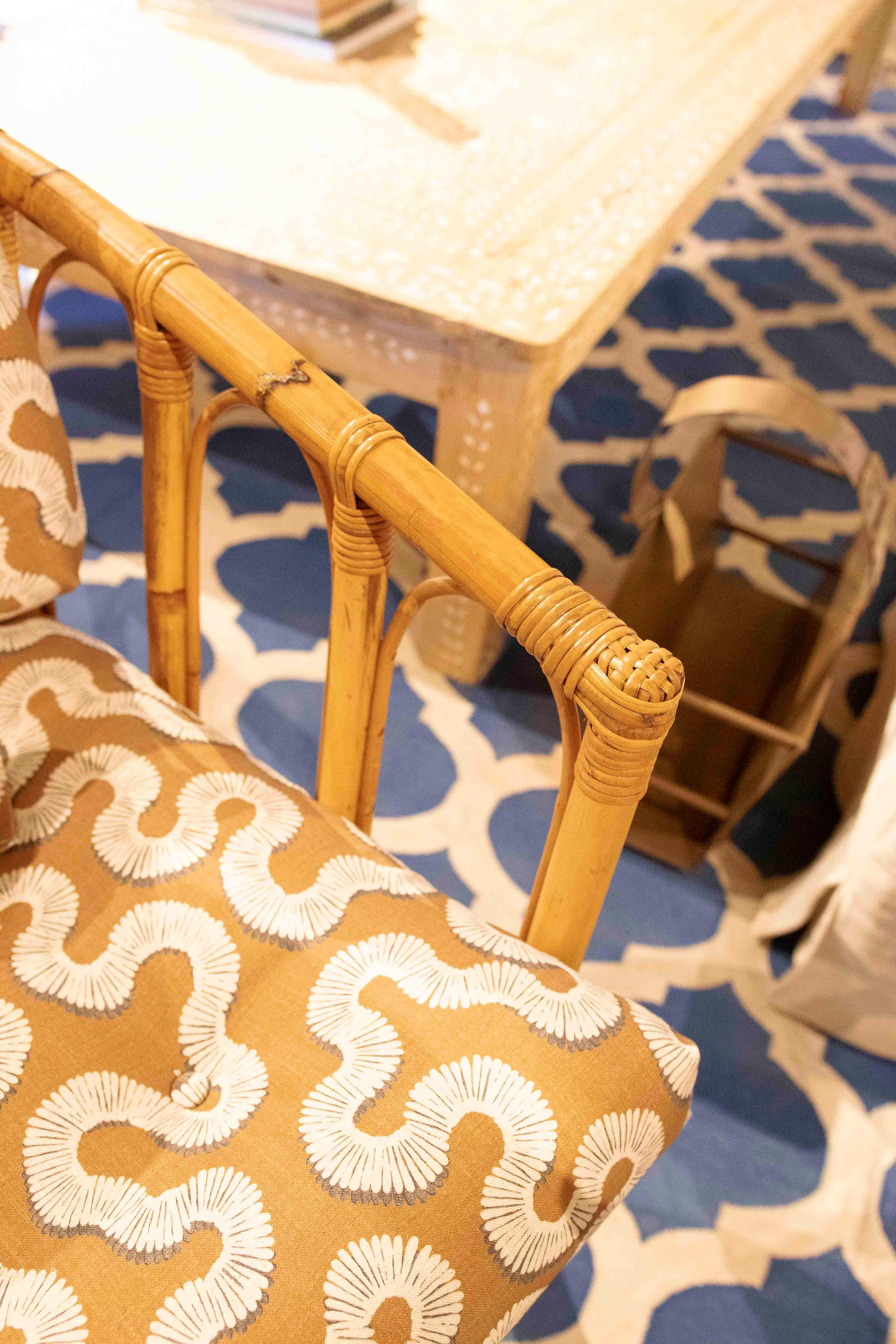 Pareja de sillones de bambú de los años 70 con tapicería estampada vintage siglo XX en venta