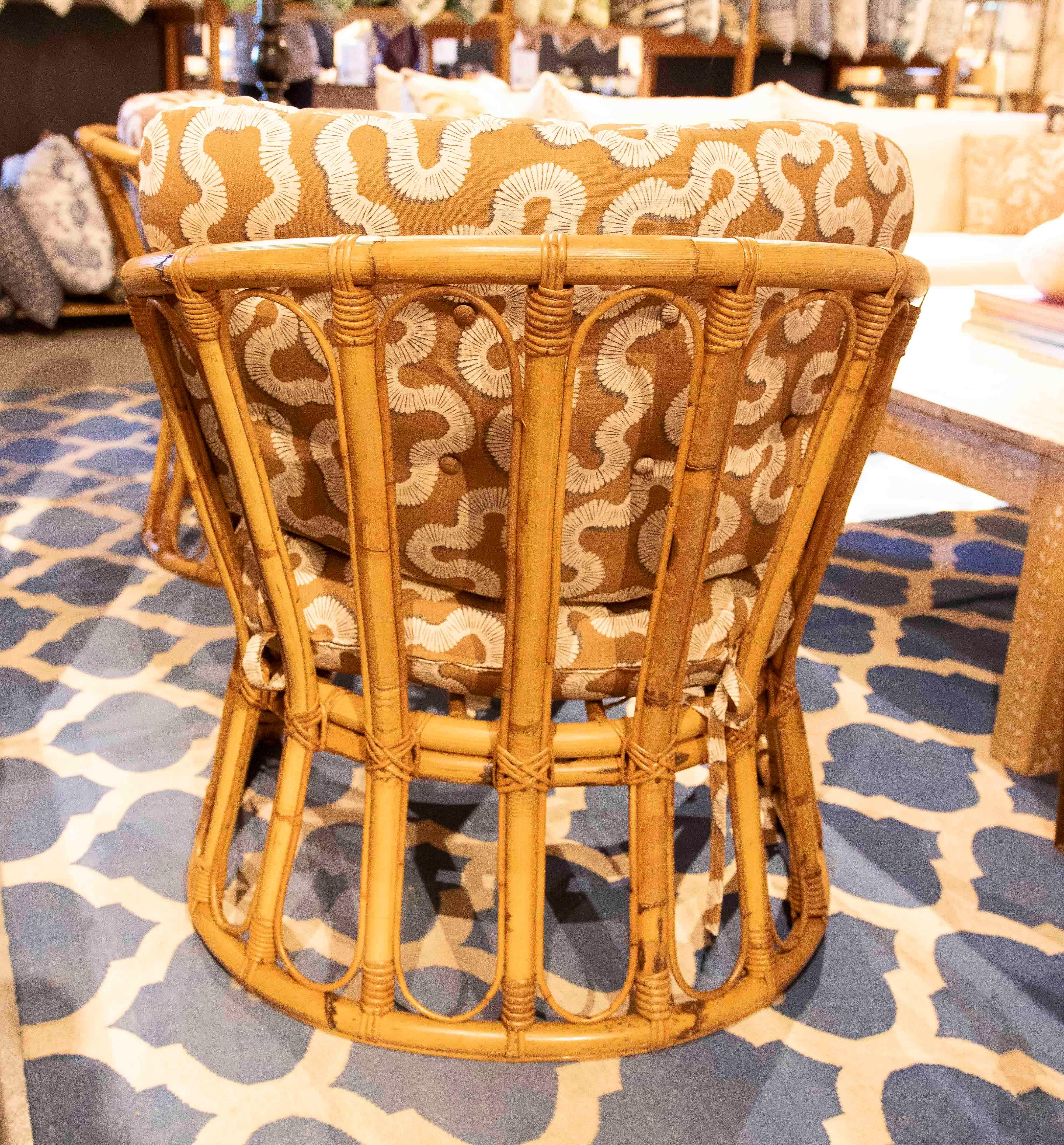 Pareja de sillones de bambú de los años 70 con tapicería estampada vintage en venta 1