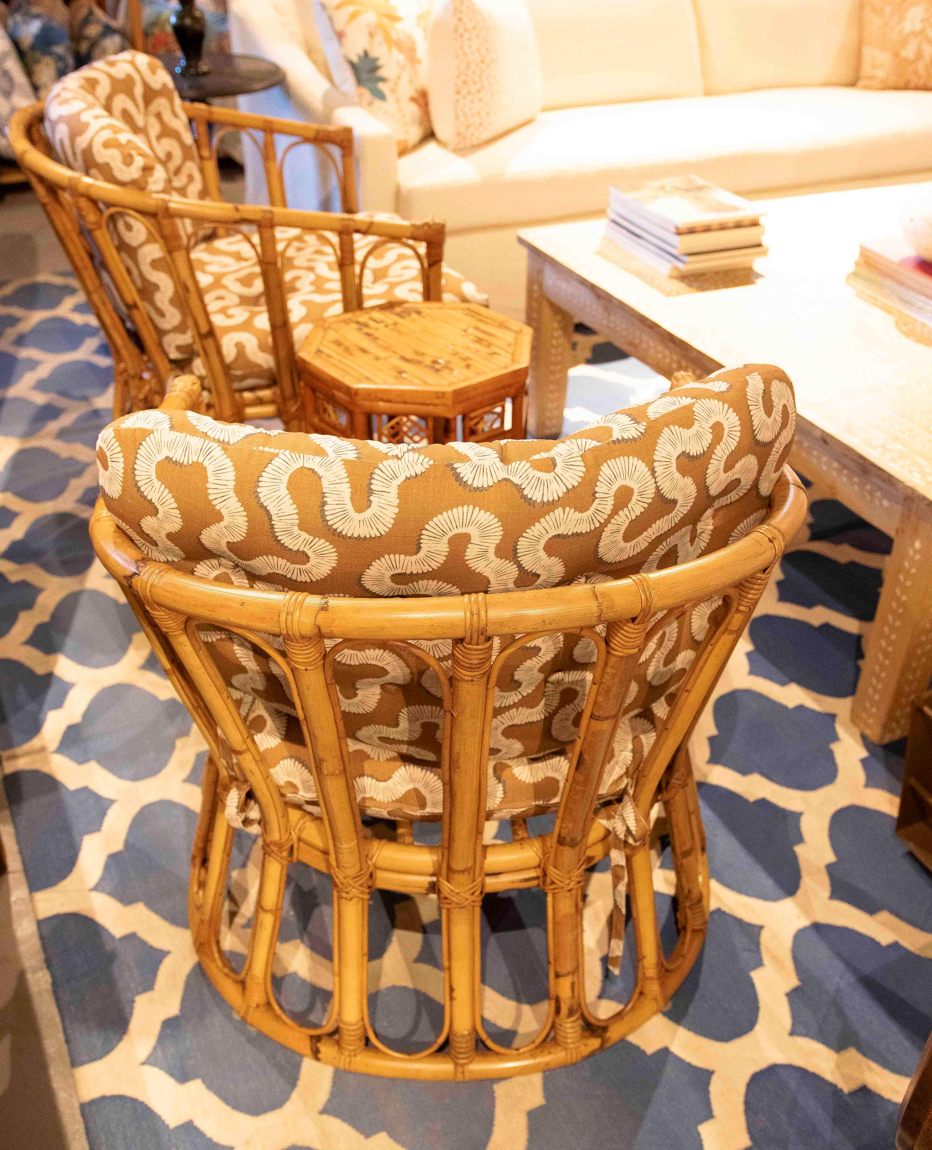 Pareja de sillones de bambú de los años 70 con tapicería estampada vintage en venta 2
