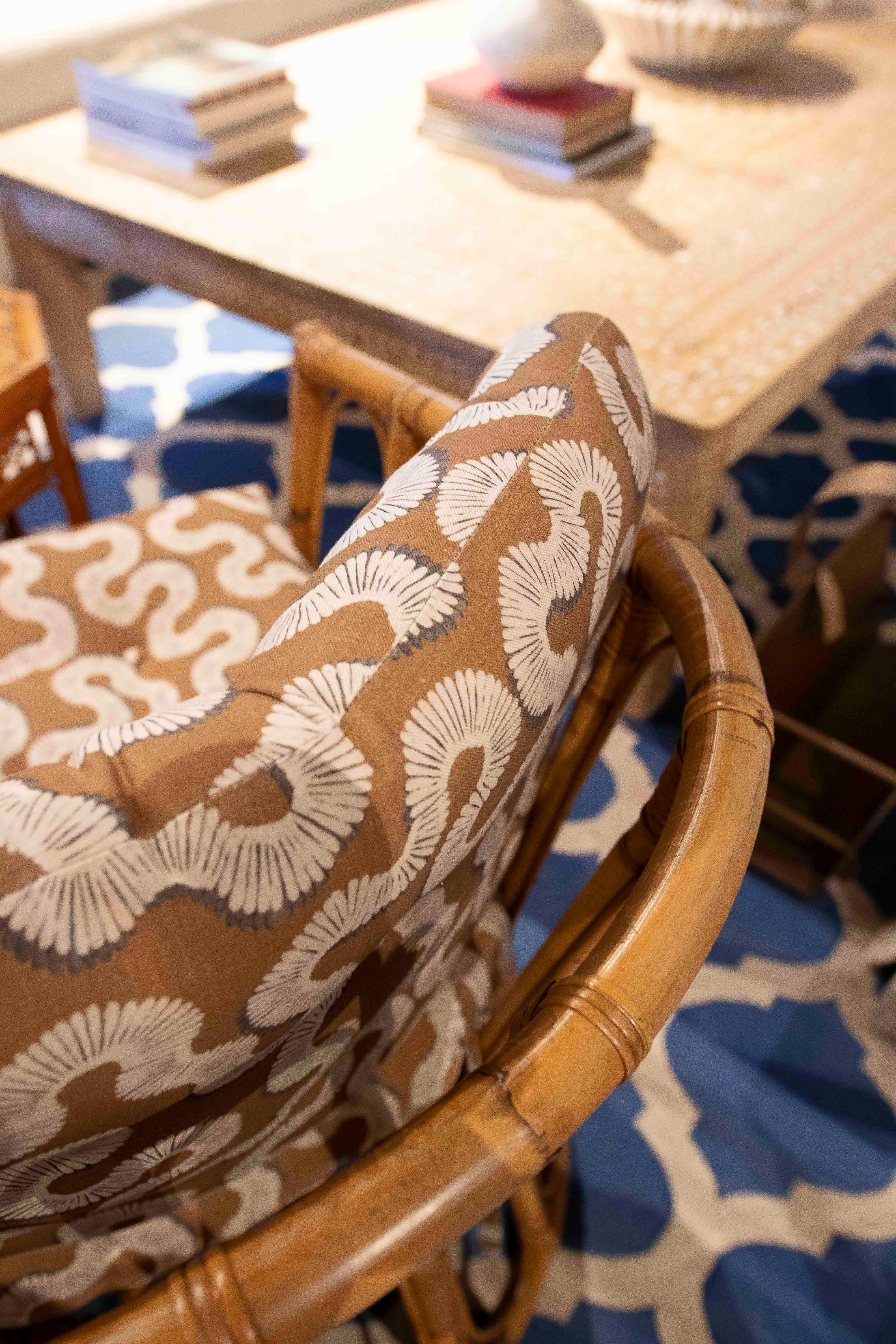 Pareja de sillones de bambú de los años 70 con tapicería estampada vintage en venta 3