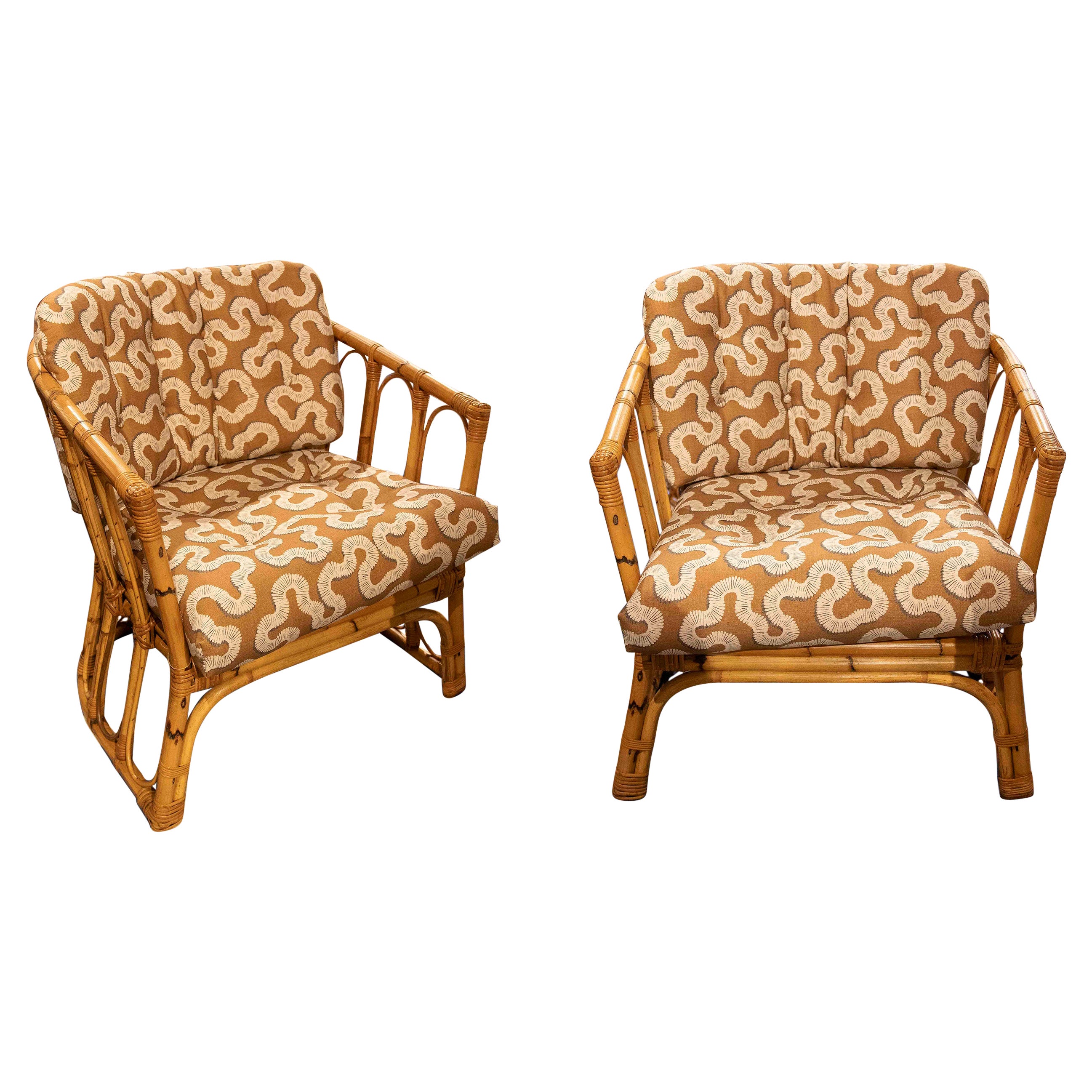 Pareja de sillones de bambú de los años 70 con tapicería estampada vintage en venta