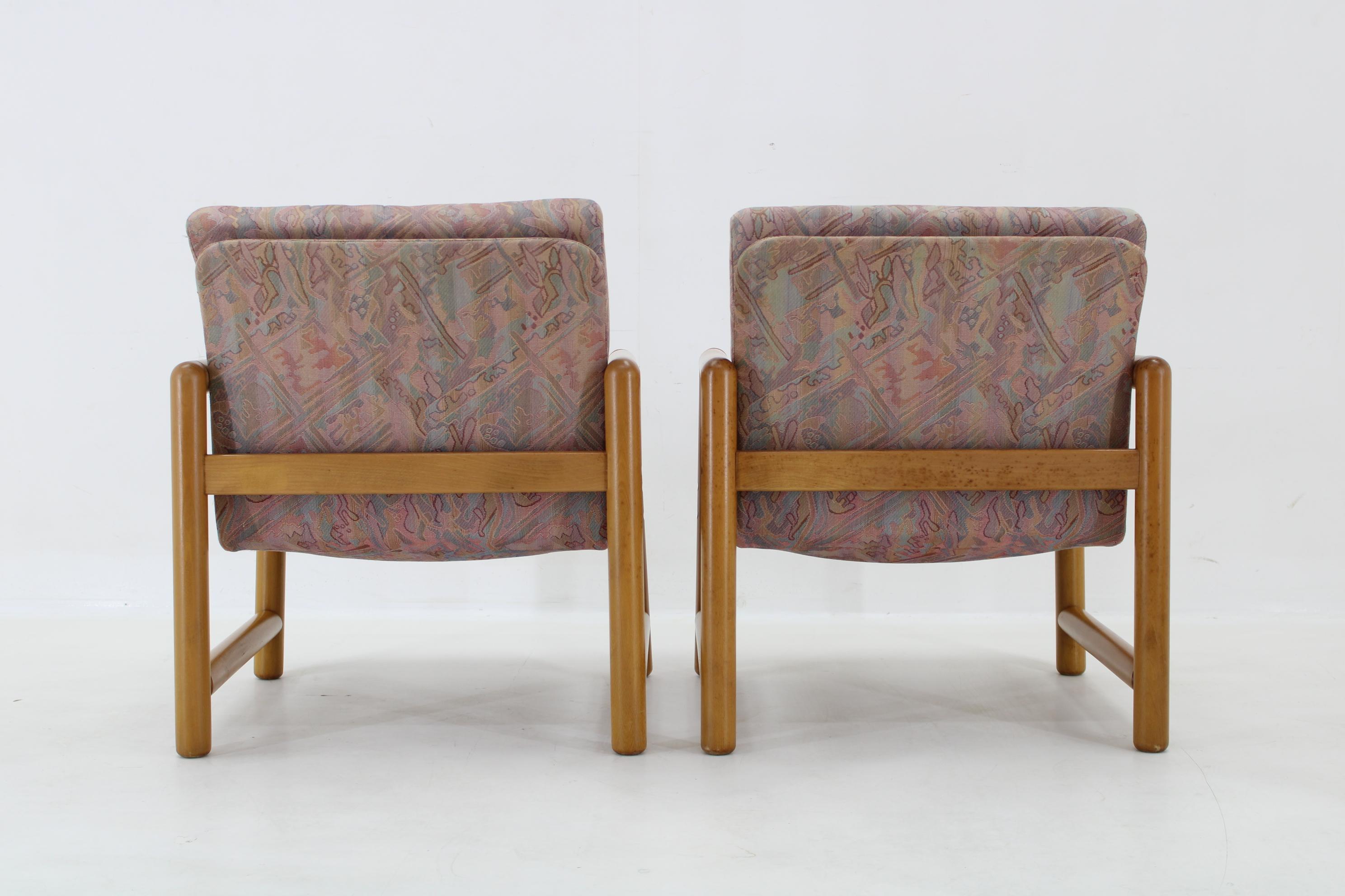 1970 Paire de fauteuils et table basse en Beeche  par TON, Tchécoslovaque en vente 3