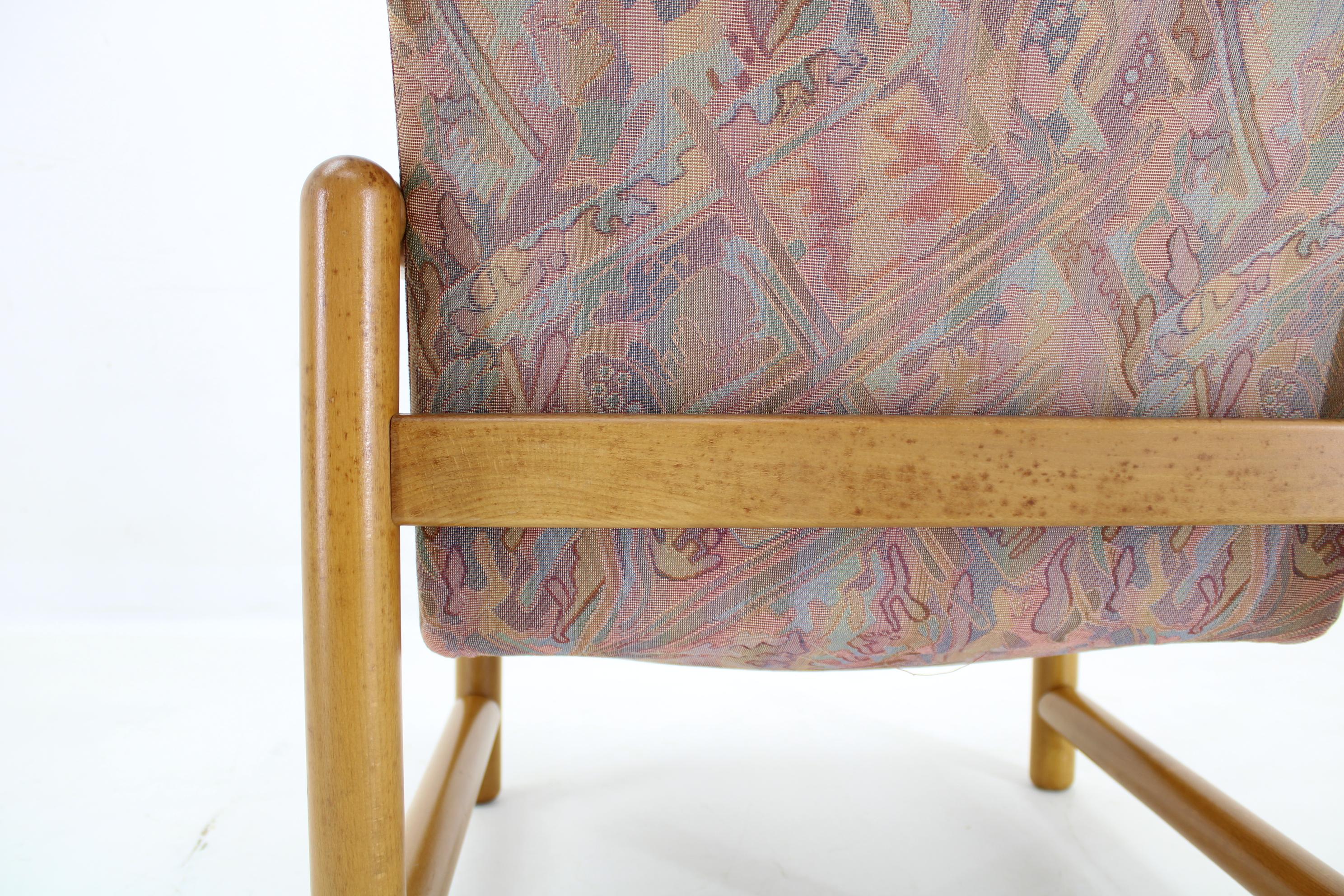 1970 Paire de fauteuils et table basse en Beeche  par TON, Tchécoslovaque en vente 4