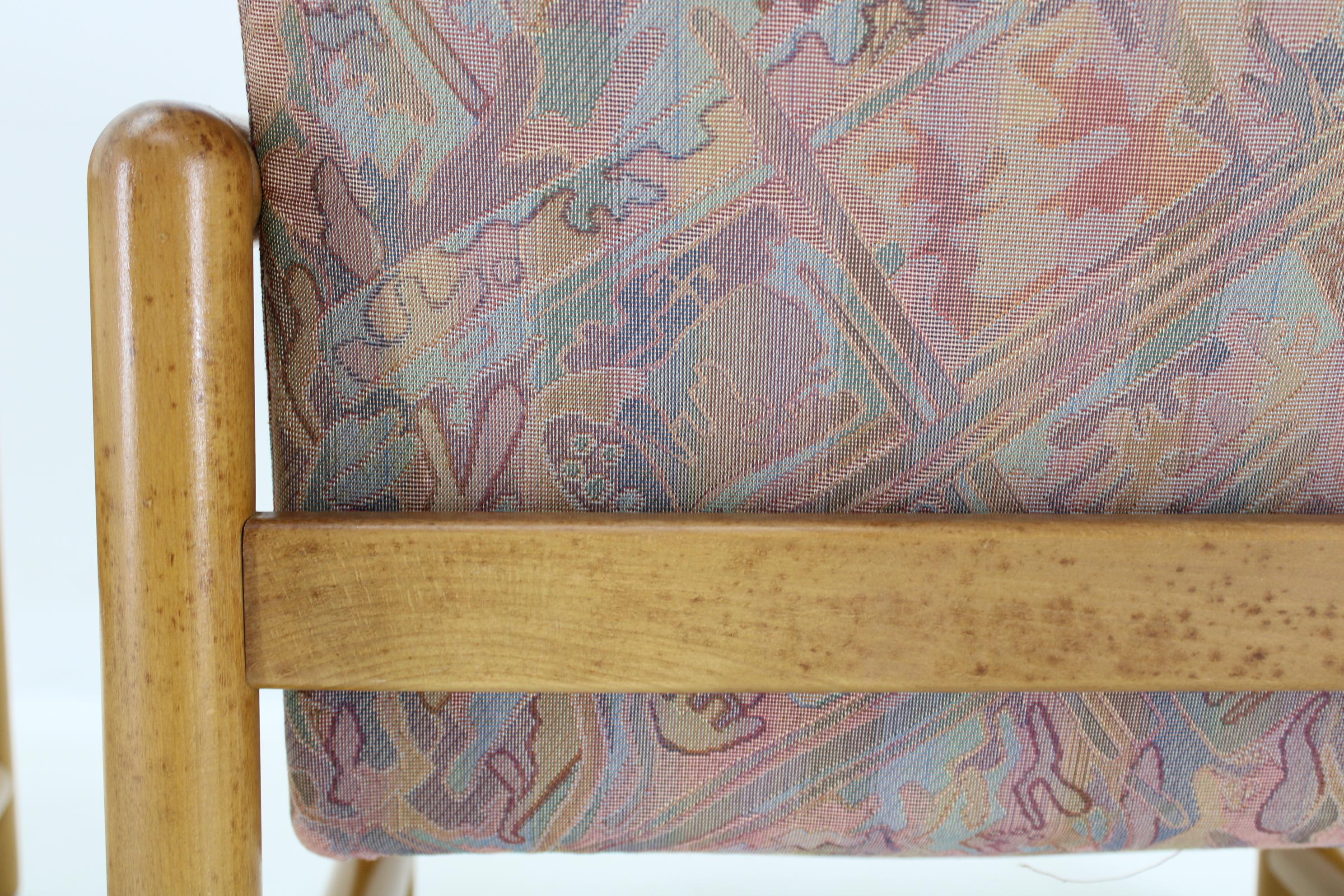 1970 Paire de fauteuils et table basse en Beeche  par TON, Tchécoslovaque en vente 8