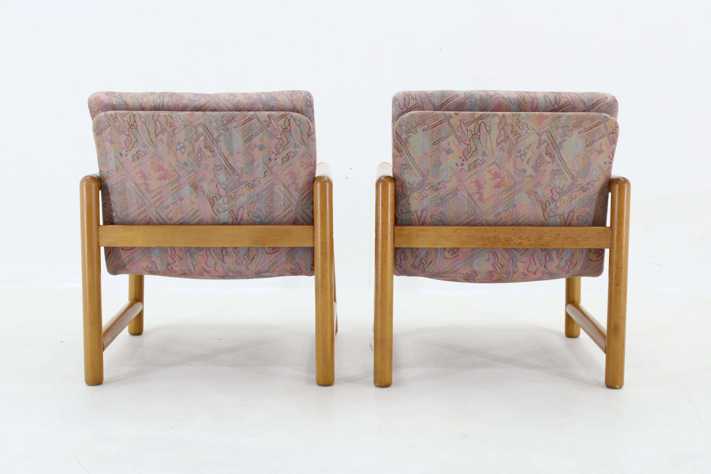 1970 Paire de fauteuils et table basse en Beeche  par TON, Tchécoslovaque Bon état - En vente à Praha, CZ