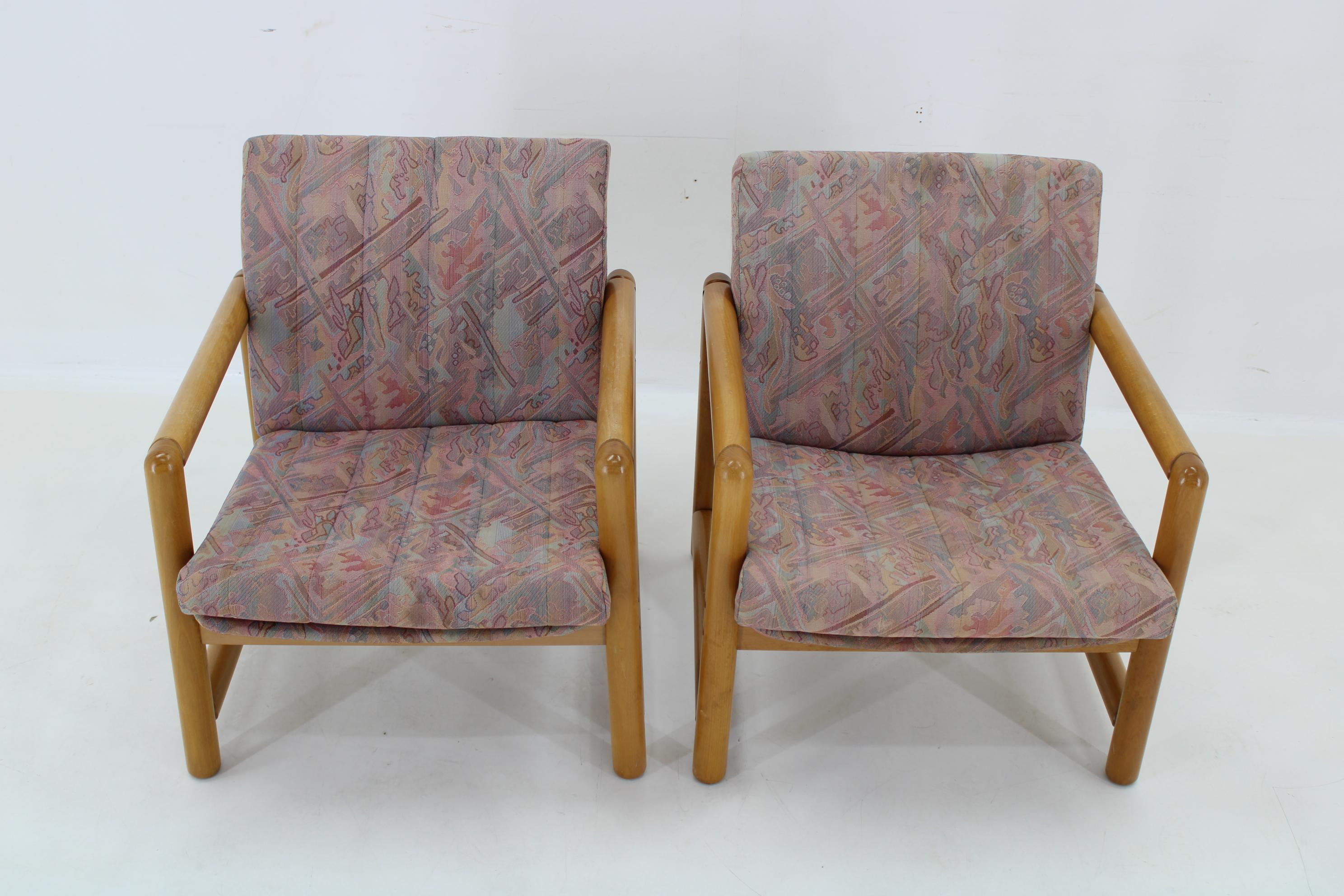 Tissu d'ameublement 1970 Paire de fauteuils et table basse en Beeche  par TON, Tchécoslovaque en vente