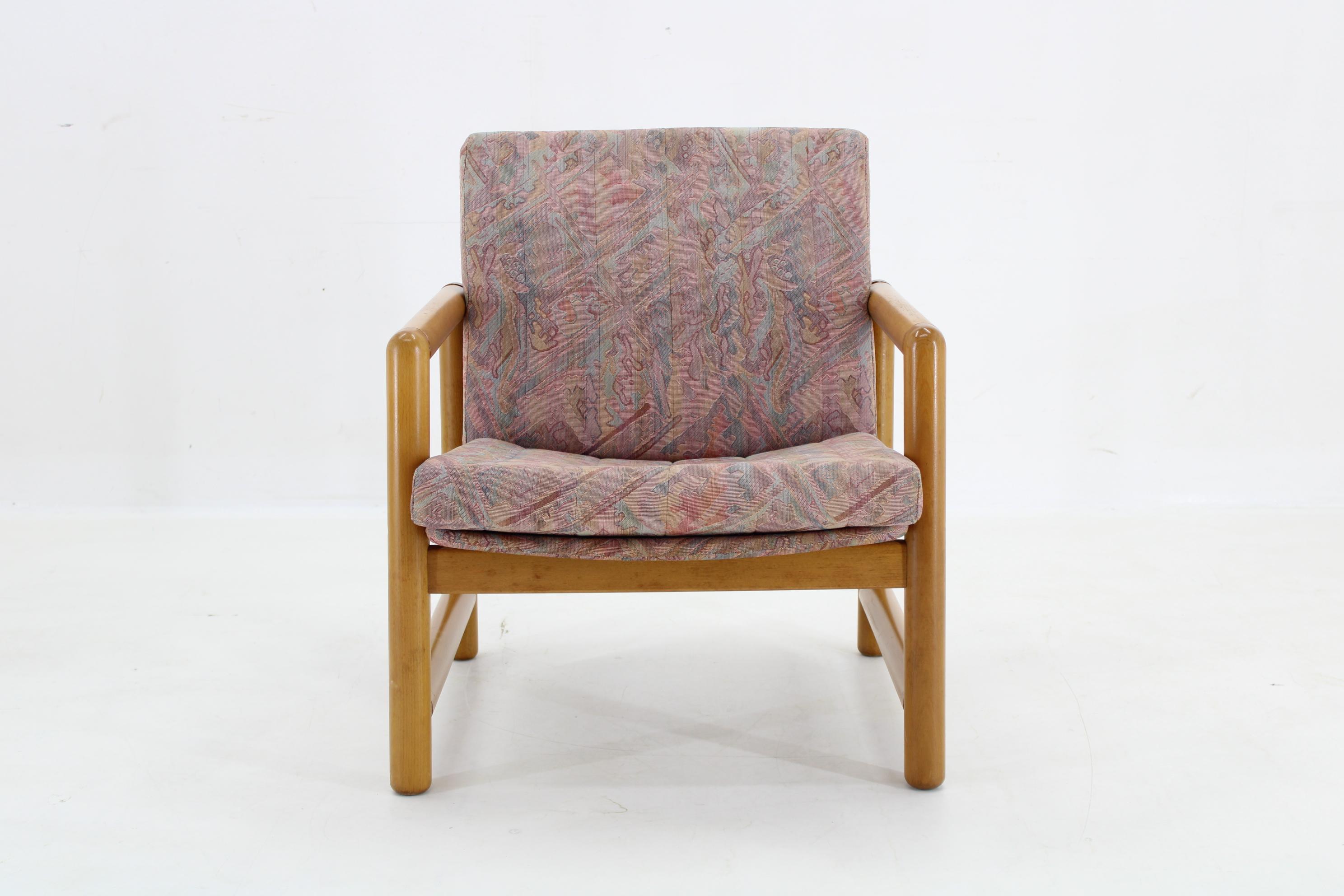 Tissu d'ameublement 1970 Paire de fauteuils et table basse en Beeche  par TON, Tchécoslovaque en vente