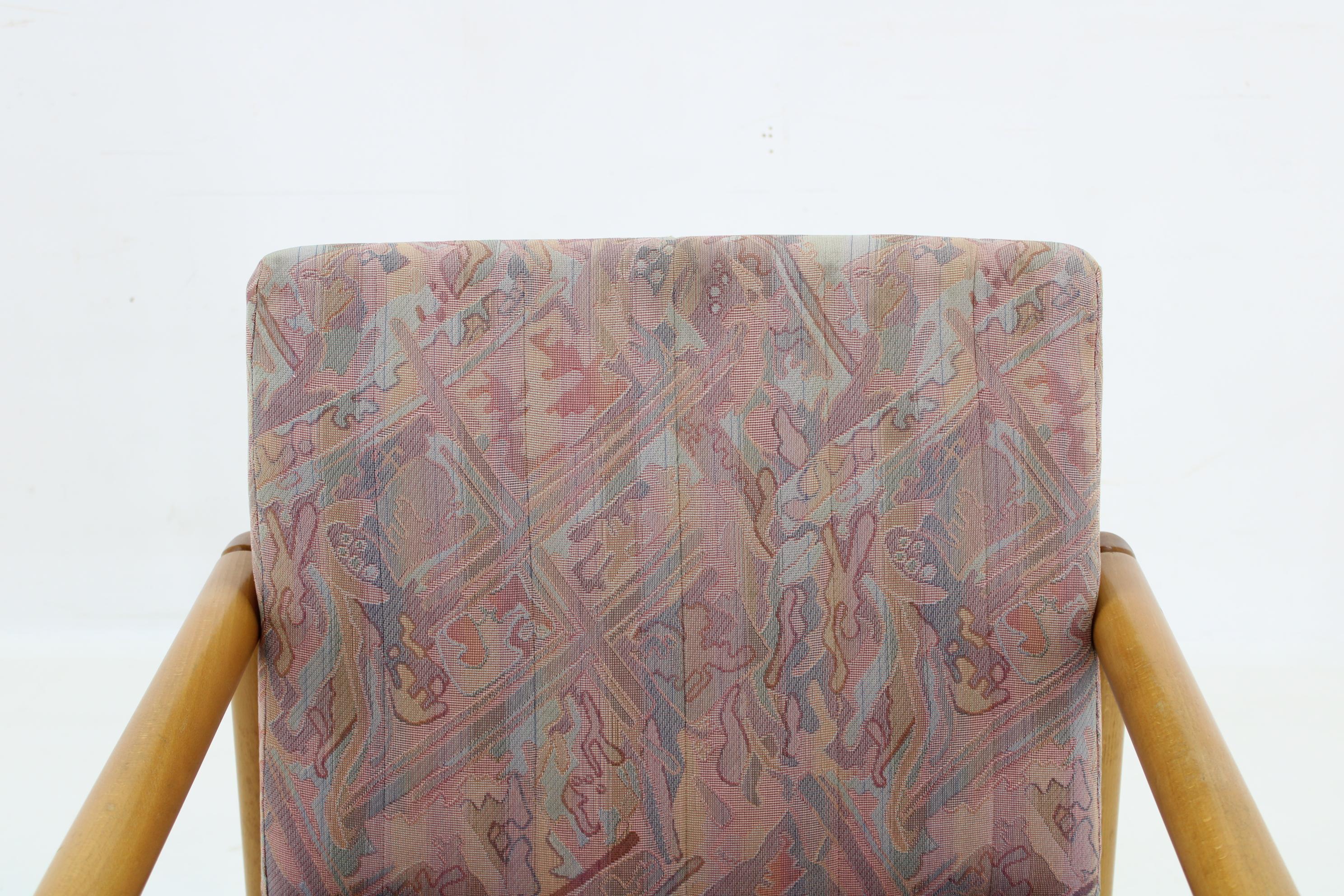 1970 Paire de fauteuils et table basse en Beeche  par TON, Tchécoslovaque en vente 2