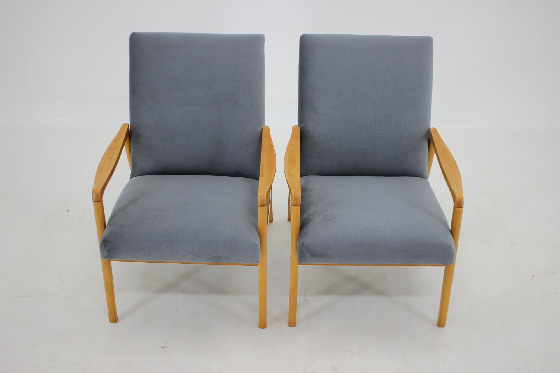1970s, Pair of Beech Armchairs, Czechoslovakia  In Good Condition For Sale In Praha, CZ