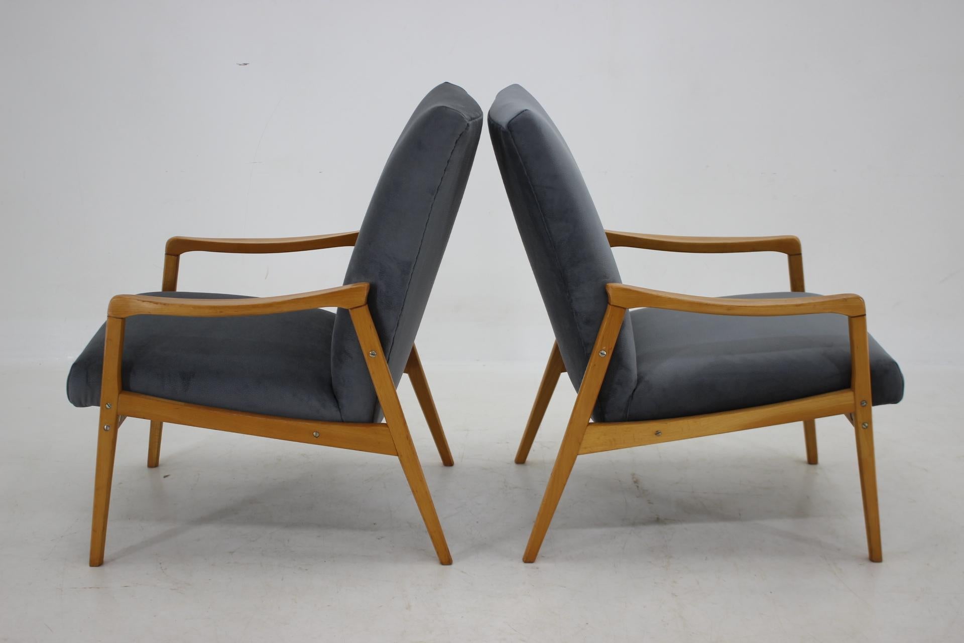 1970s, Pair of Beech Armchairs, Czechoslovakia  For Sale 3