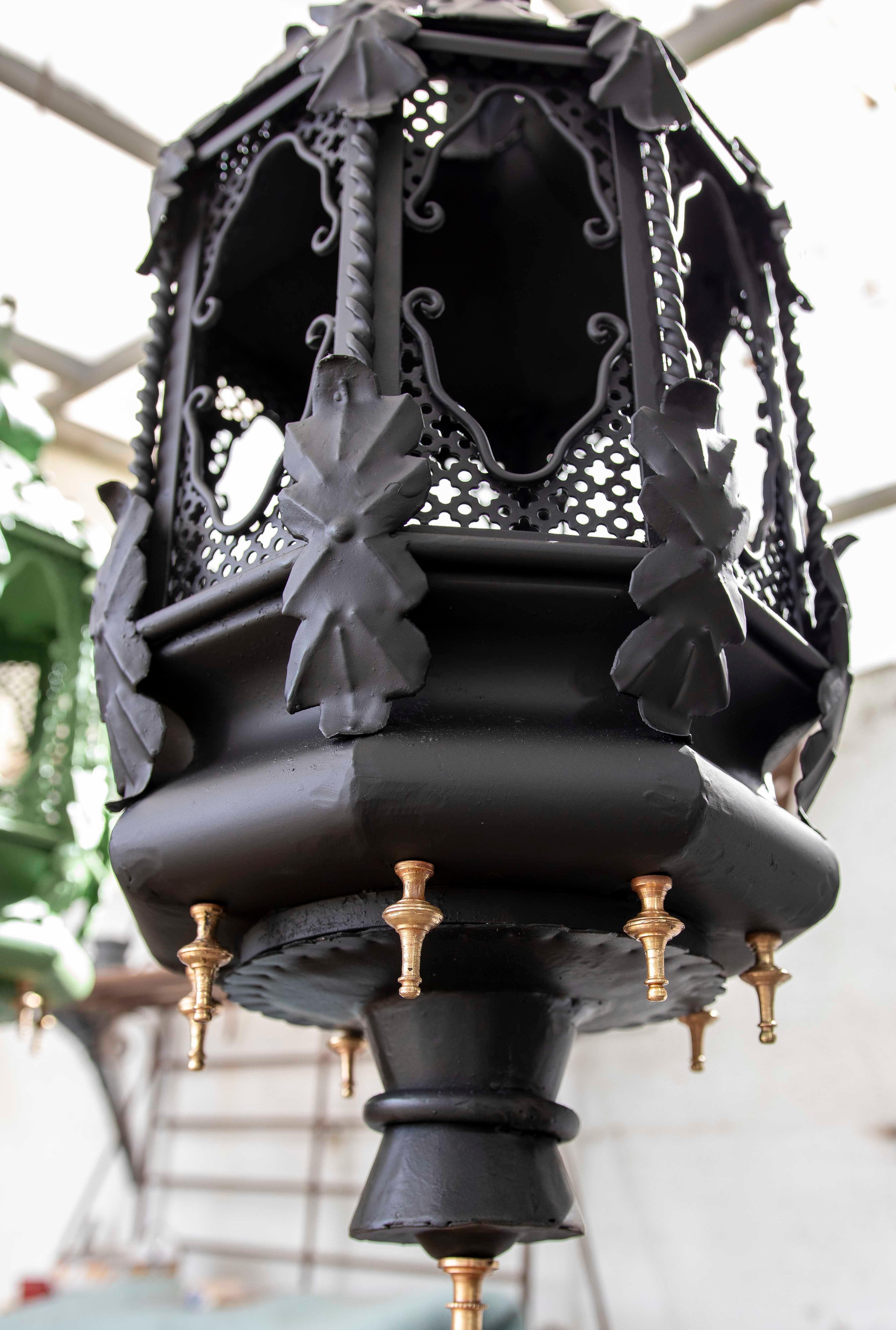 Coppia di lampade nere degli anni '70 con decorazioni in ferro battuto e ottone in vendita 5