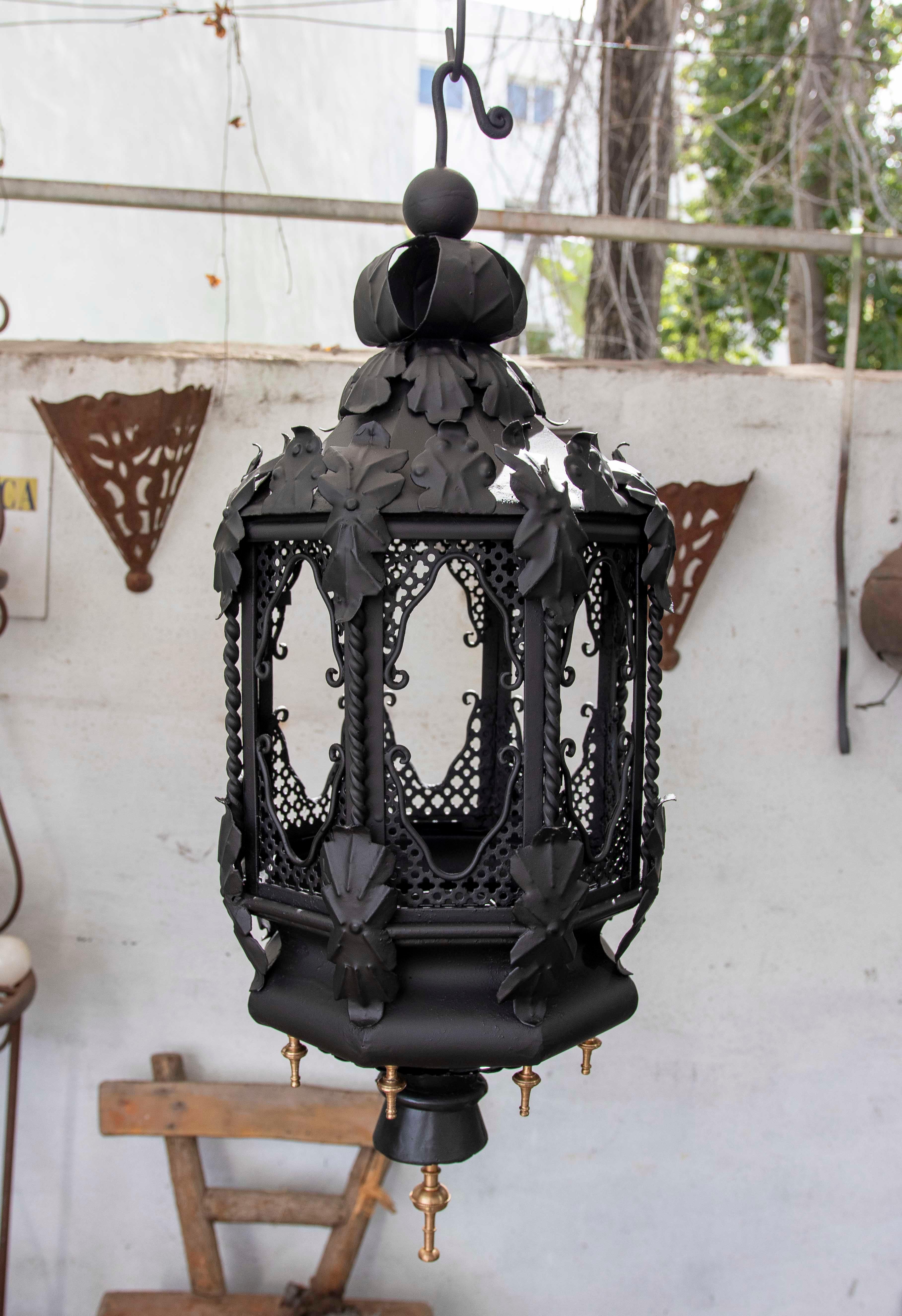 Coppia di lampade nere degli anni '70 con decorazioni in ferro battuto e ottone in vendita 6