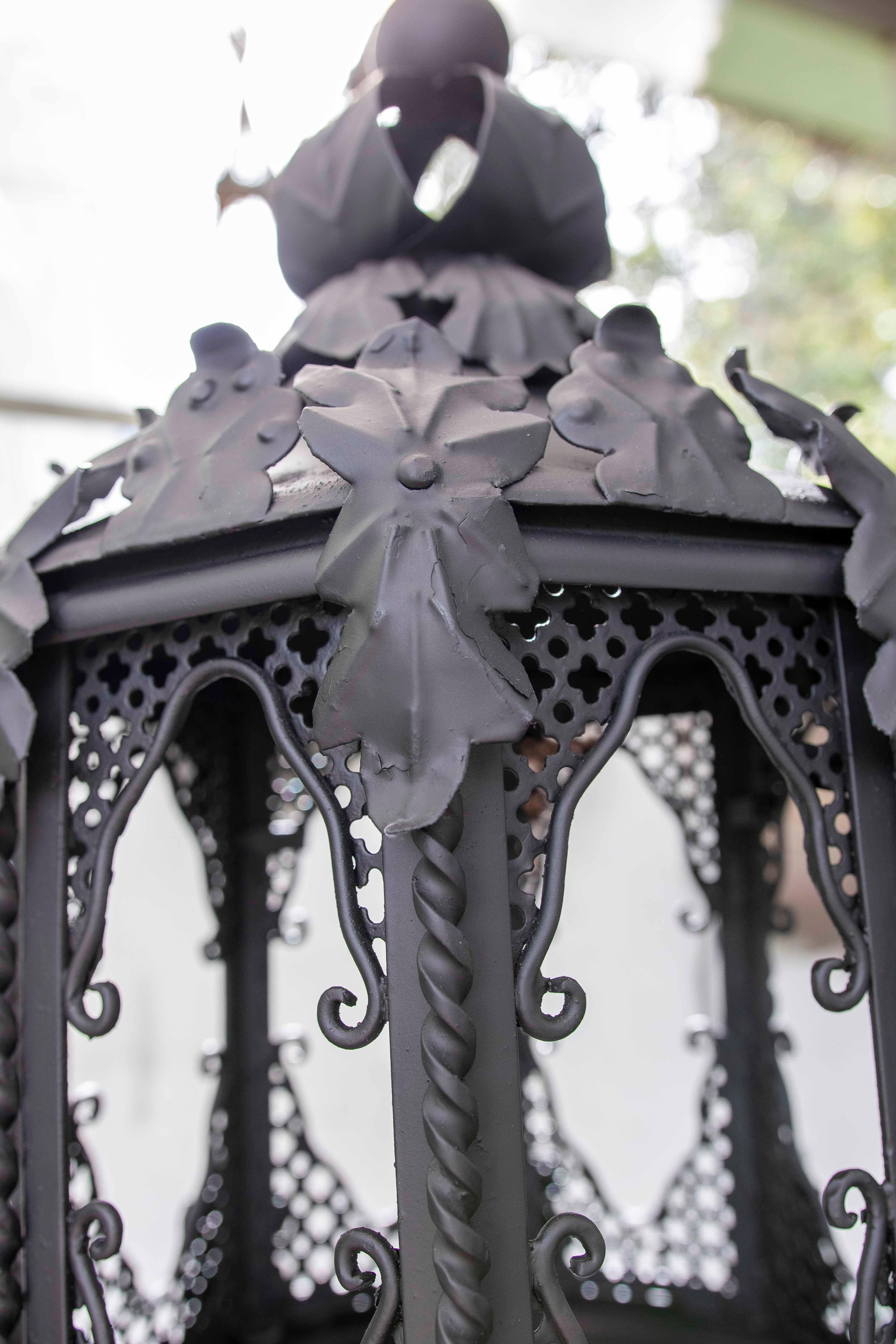 Coppia di lampade nere degli anni '70 con decorazioni in ferro battuto e ottone in vendita 8