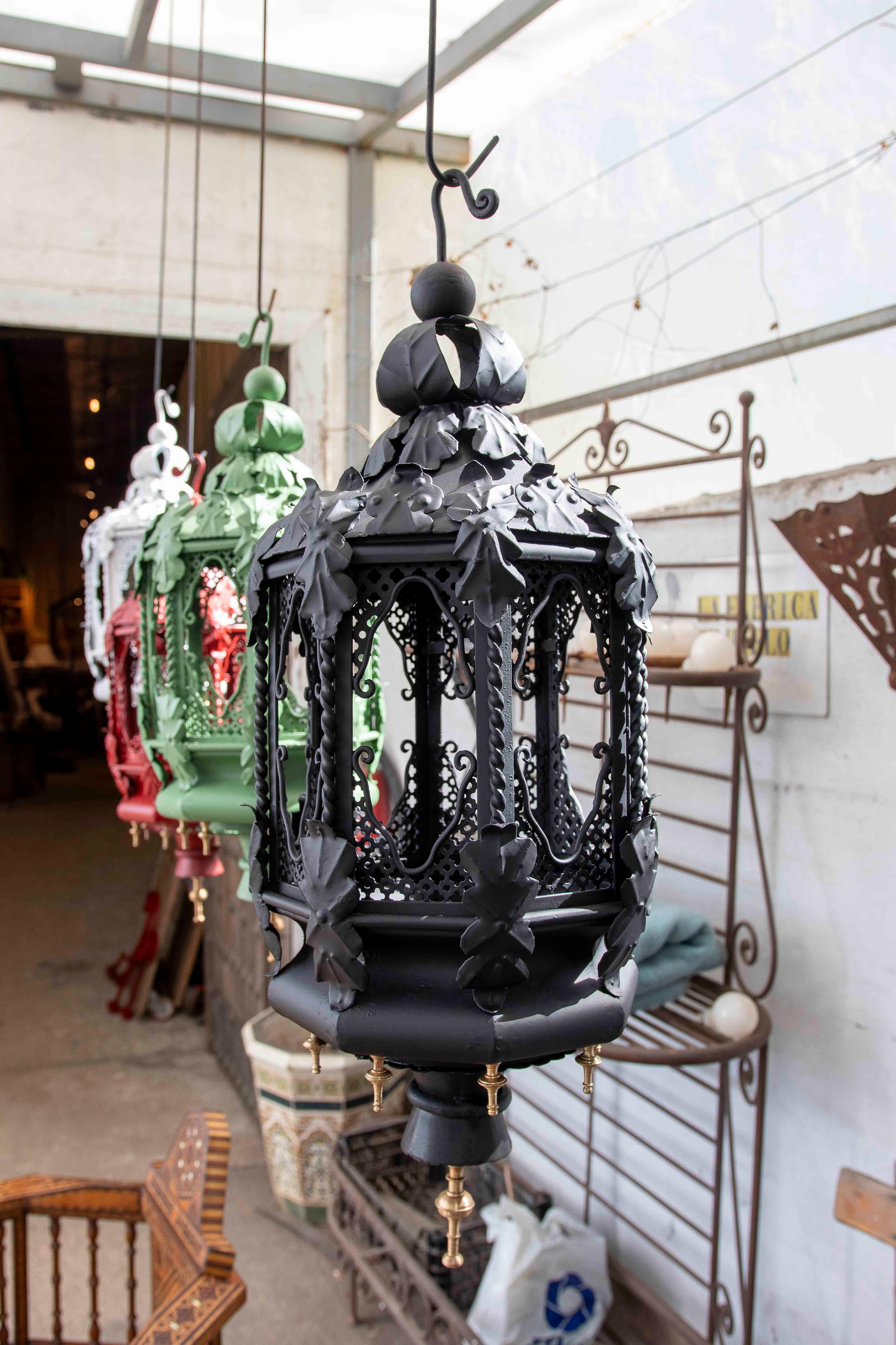 Spagnolo Coppia di lampade nere degli anni '70 con decorazioni in ferro battuto e ottone in vendita