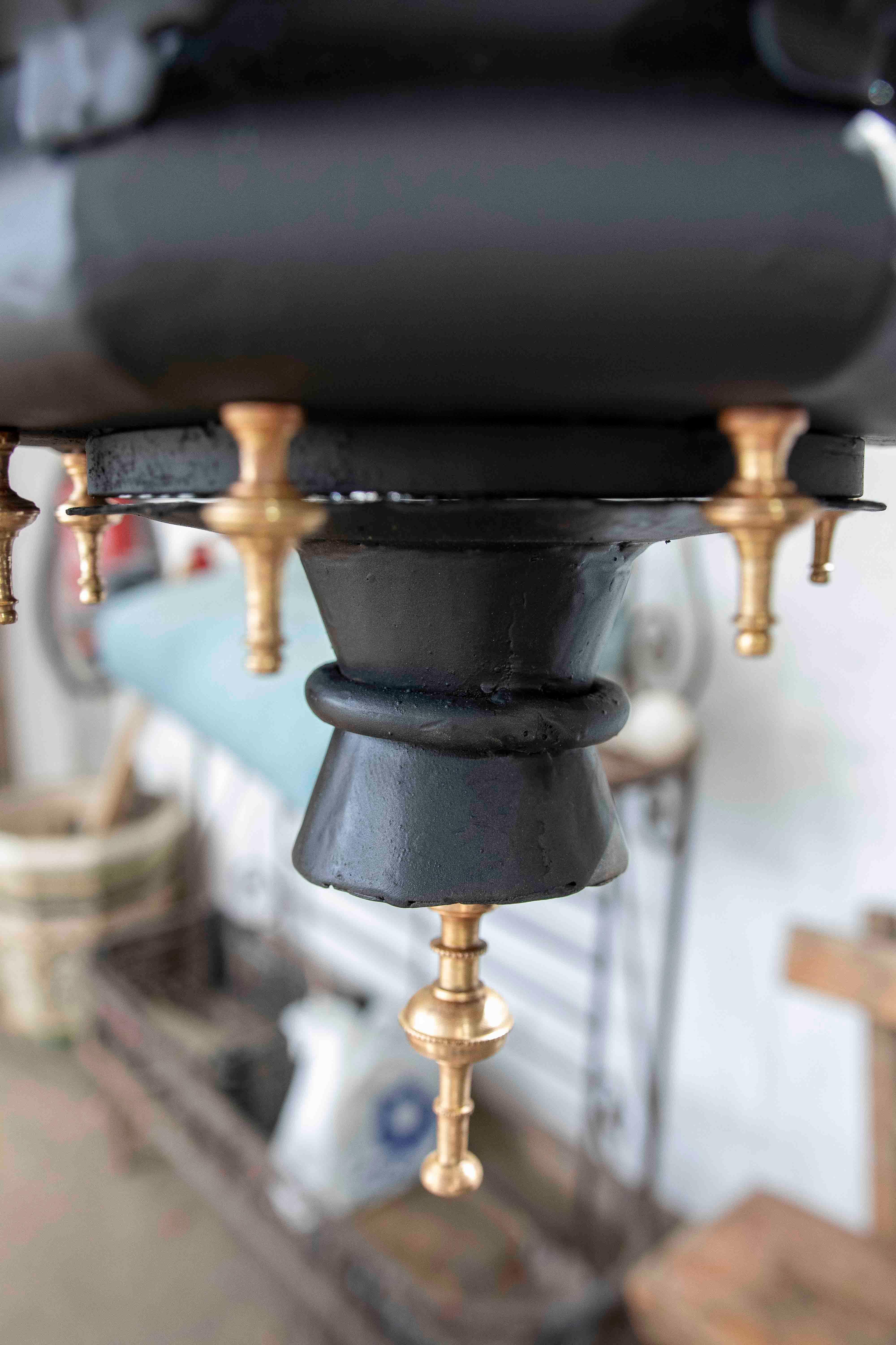Coppia di lampade nere degli anni '70 con decorazioni in ferro battuto e ottone In condizioni buone in vendita a Marbella, ES