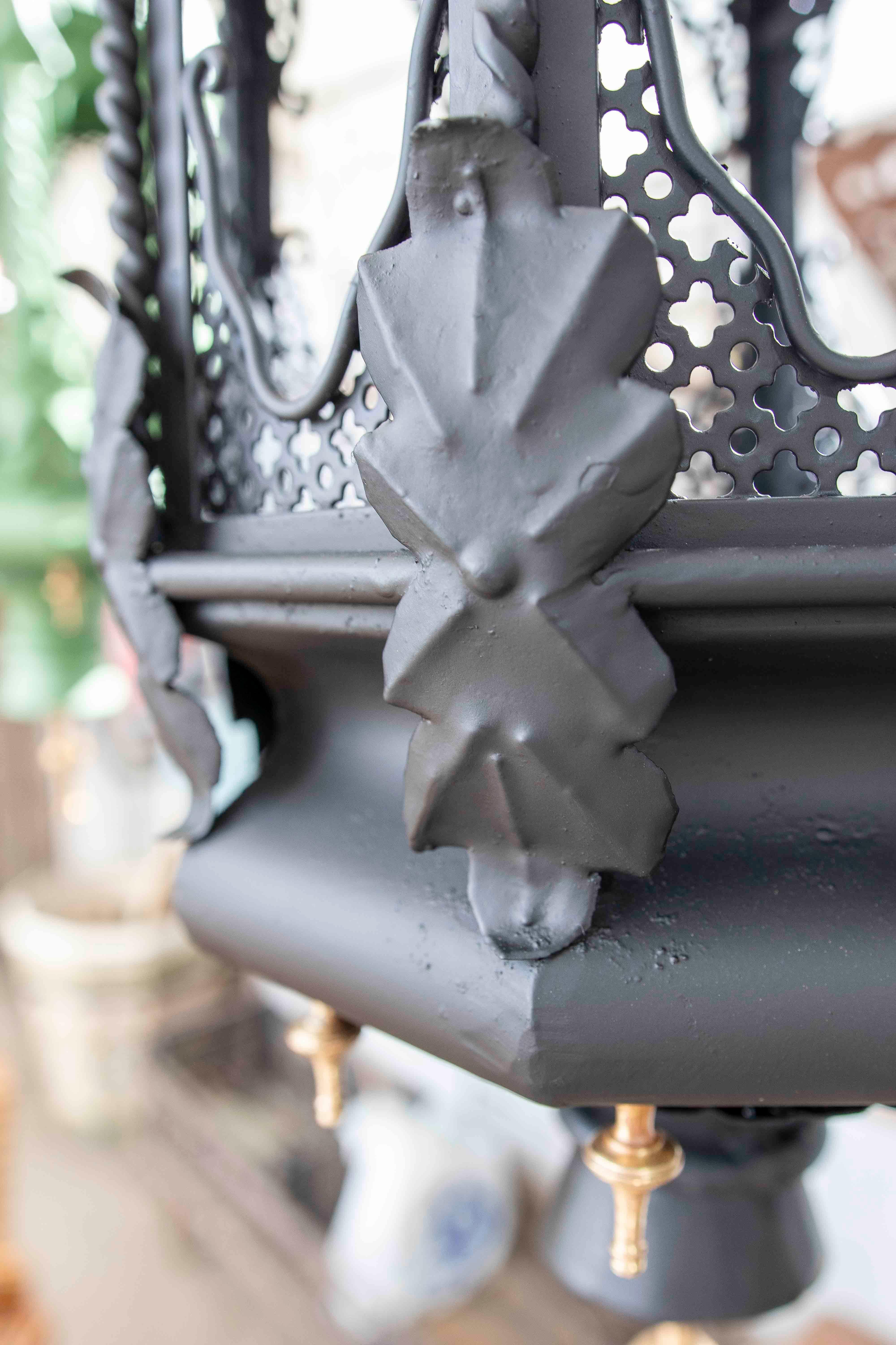 XX secolo Coppia di lampade nere degli anni '70 con decorazioni in ferro battuto e ottone in vendita