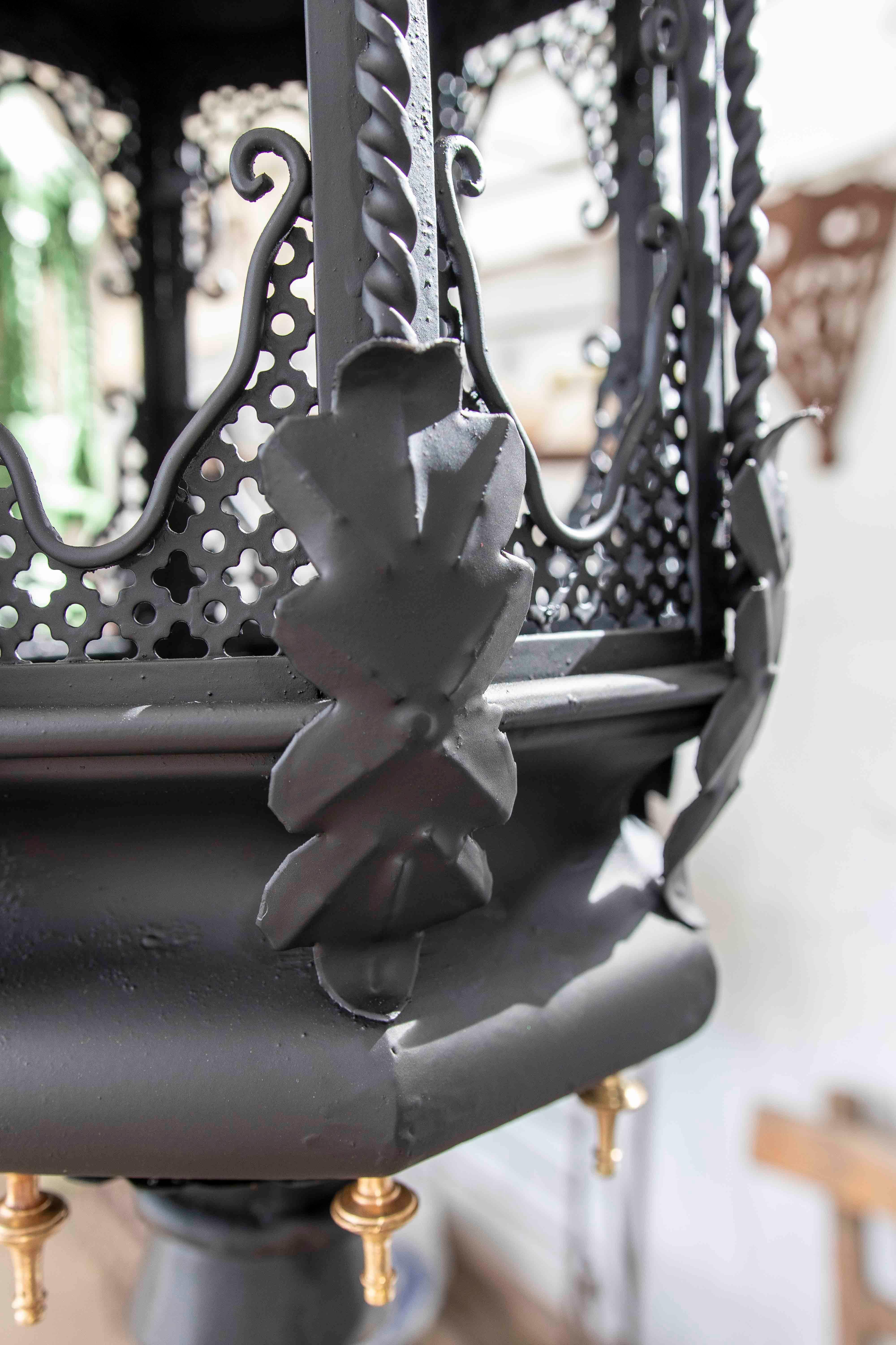 Ottone Coppia di lampade nere degli anni '70 con decorazioni in ferro battuto e ottone in vendita