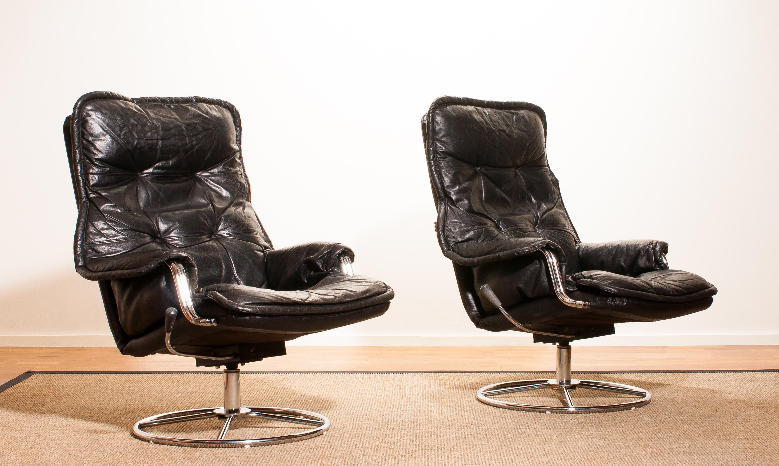 Beautiful lounge chairs made in Sweden.
These very nice design chairs have a black leather seating and armrests on a swivel chrome steel frame.
They are in a wonderful condition.
Period 1970s
Dimensions: H 94 cm, W 68 cm, D 72 cm, SH 40.