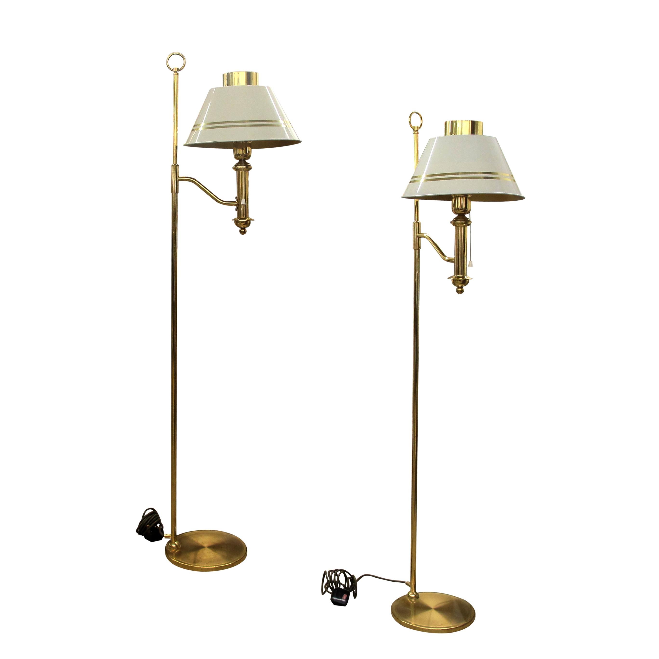 Ein Paar elegante Stehlampen aus den 1970er Jahren mit weißen Metallschirmen. Jede Leuchte hat ihren eigenen maßgeschneiderten weißen Metallschirm. Der An- und Ausschalter wird mit einer Zugschnur betätigt. Die Lampen sind in gutem Zustand mit