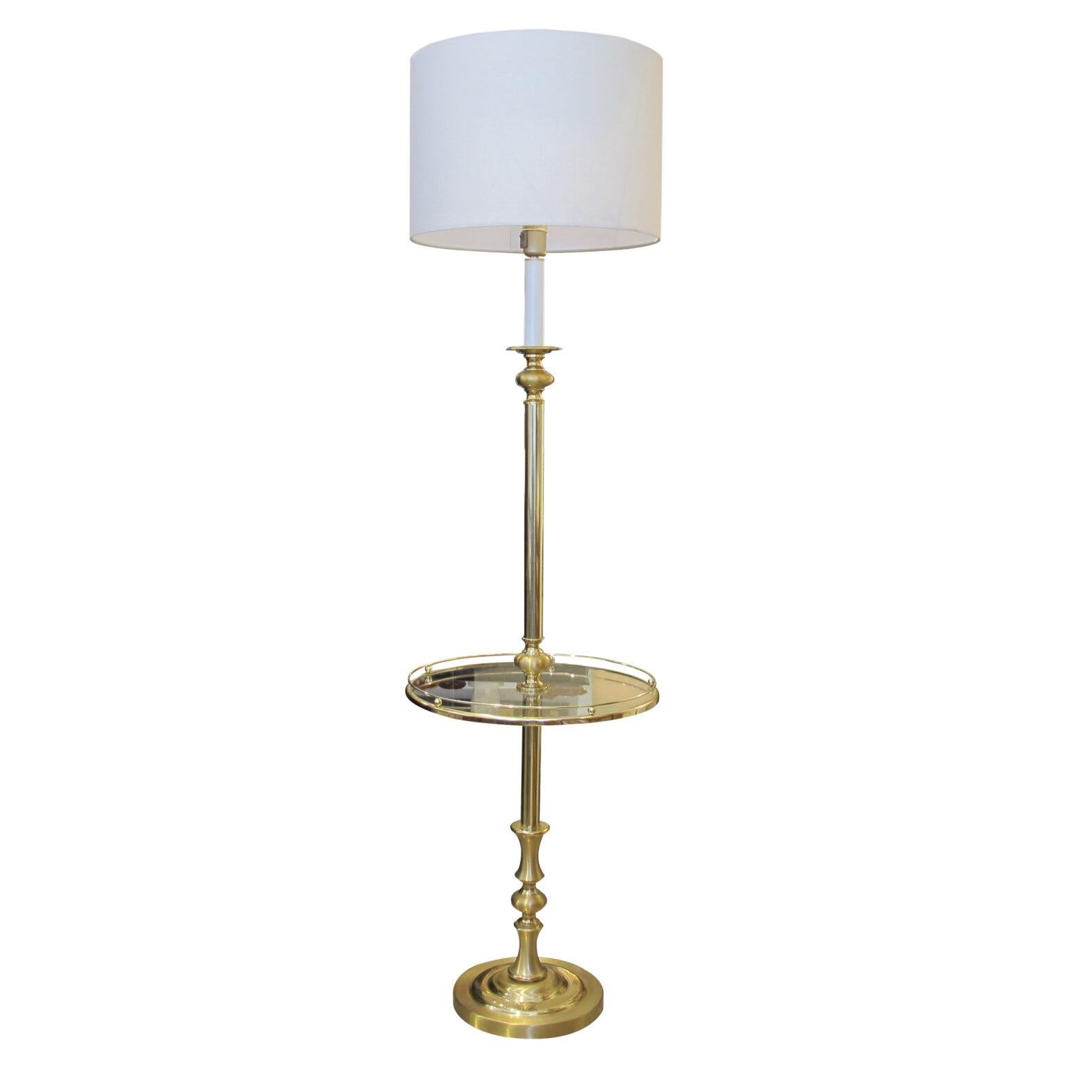 Mid-Century Modern Paire de lampadaires en laiton avec tables d'appoint intégrées, suédois, années 1970 en vente